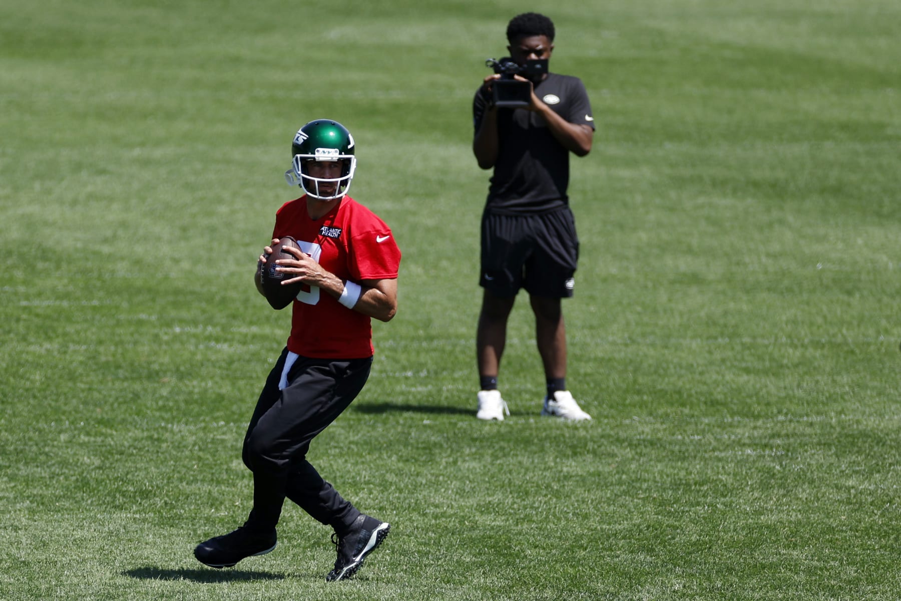 FLORHAM PARK, NEW JERSEY - MAY 21: Aaron Rodgers #8 of the New York Jets participates in drills during the New York Jets OTA Offseason Workout at Atlantic Health Jets Training Center on May 21, 2024 in Florham Park, New Jersey. (Photo by Sarah Stier/Getty Images)