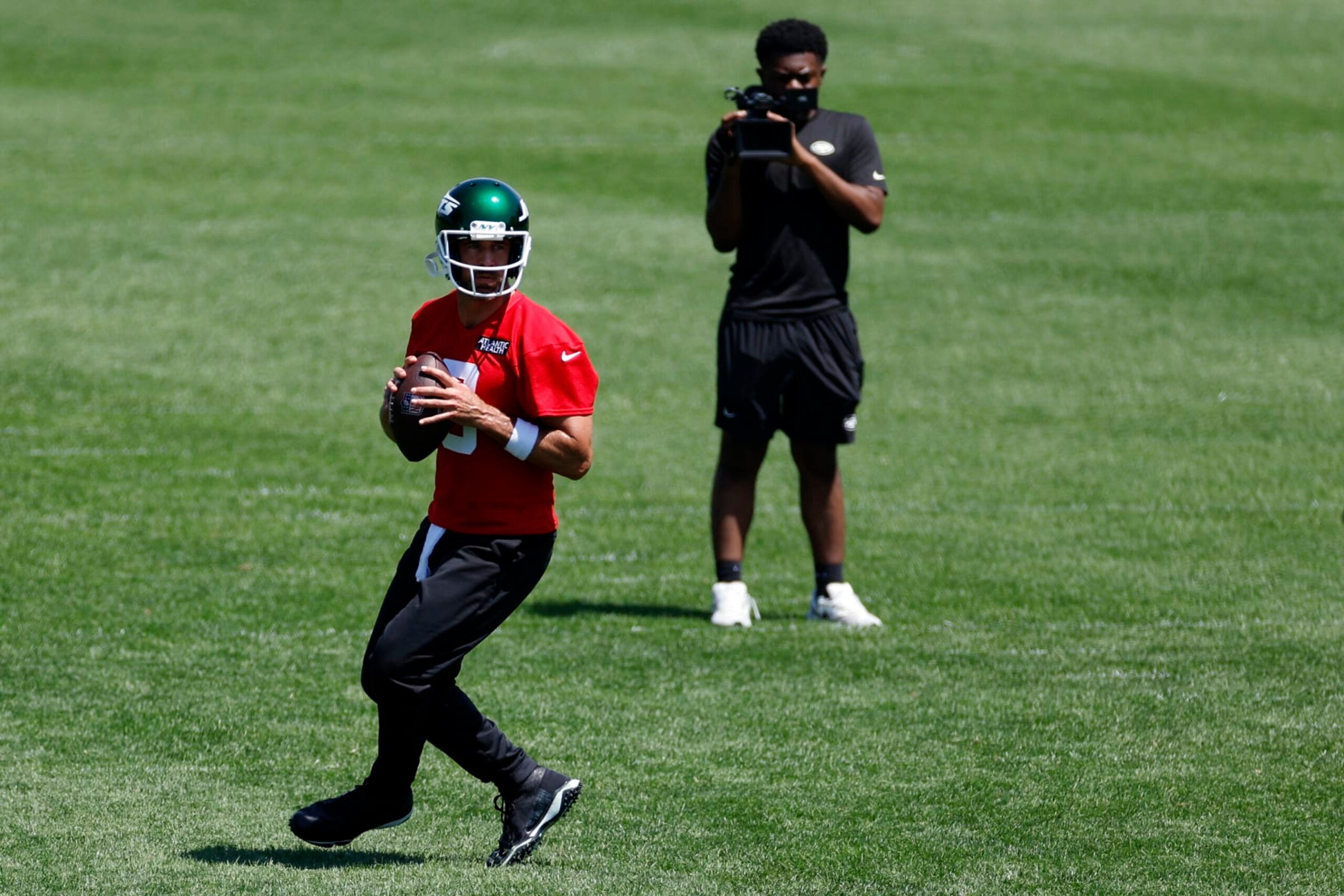 FLORHAM PARK, NEW JERSEY - MAY 21: Aaron Rodgers #8 of the New York Jets participates in drills during the New York Jets OTA Offseason Workout at Atlantic Health Jets Training Center on May 21, 2024 in Florham Park, New Jersey. (Photo by Sarah Stier/Getty Images) FLORHAM PARK, NEW JERSEY - MAY 21: Aaron Rodgers #8 of the New York Jets participates in drills during the New York Jets OTA Offseason Workout at Atlantic Health Jets Training Center on May 21, 2024 in Florham Park, New Jersey. (Photo by Sarah Stier/Getty Images)
