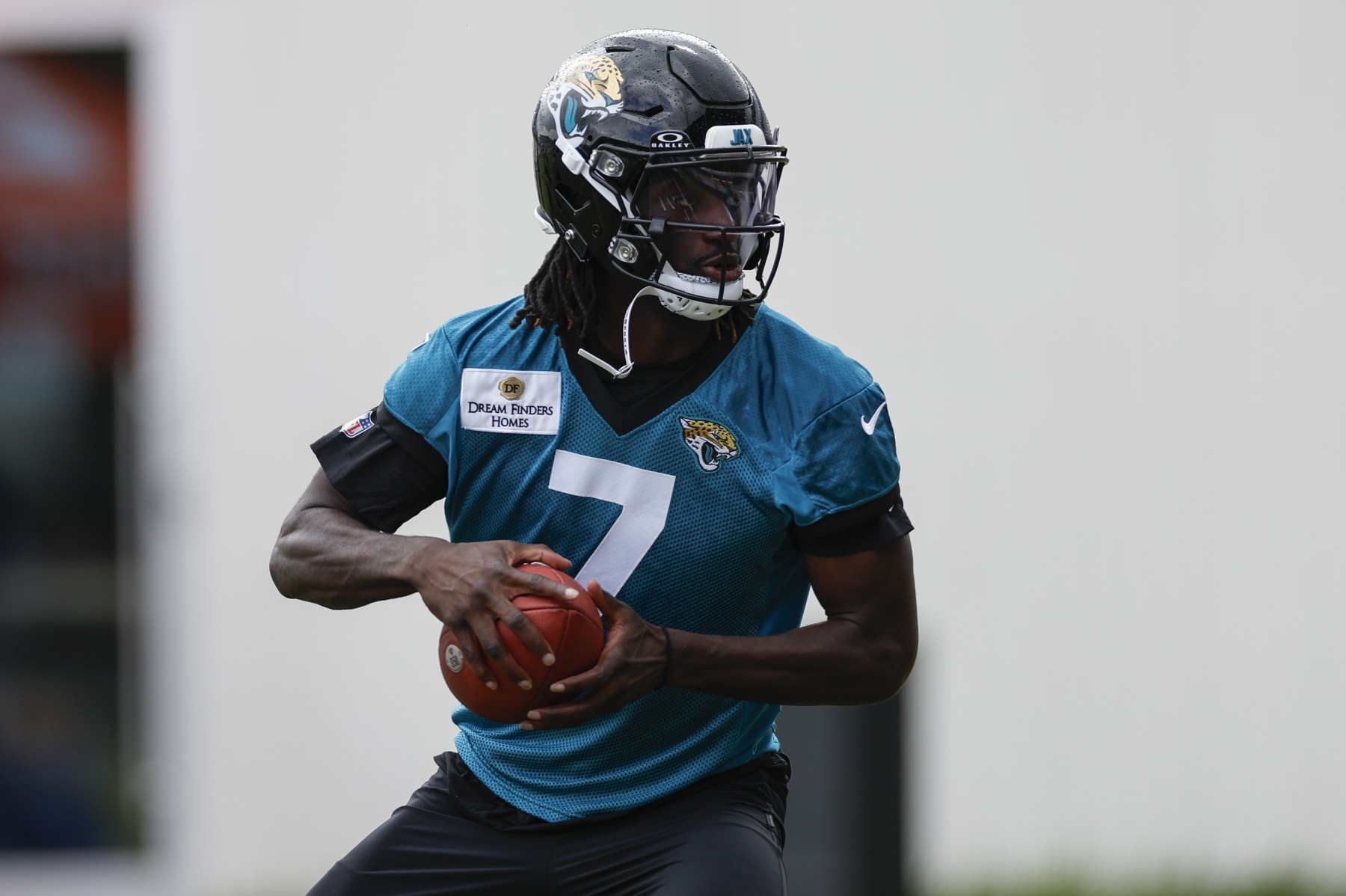 JACKSONVILLE, FL - MAY 20: Jacksonville Jaguars wide receiver Brian Thomas Jr. (7) catches a pass during the Jacksonville Jaguars OTA on May 20, 2024 at the Miller Electric Center in Jacksonville, Fl.(Photo by David Rosenblum/Icon Sportswire via Getty Images)