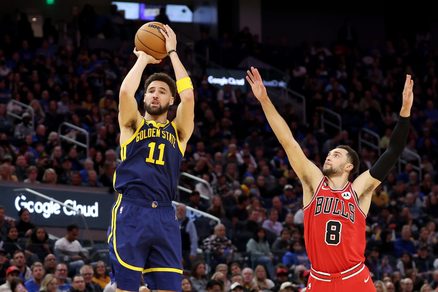 SAN FRANCISCO, CALIFORNIA - DECEMBER 02: Klay Thompson #11 of the Golden State Warriors shoots the ball over Zach LaVine #8 of the Chicago Bulls at Chase Center on December 02, 2022 in San Francisco, California. NOTE TO USER: User expressly acknowledges and agrees that, by downloading and or using this photograph, User is consenting to the terms and conditions of the Getty Images License Agreement.  (Photo by Ezra Shaw/Getty Images)