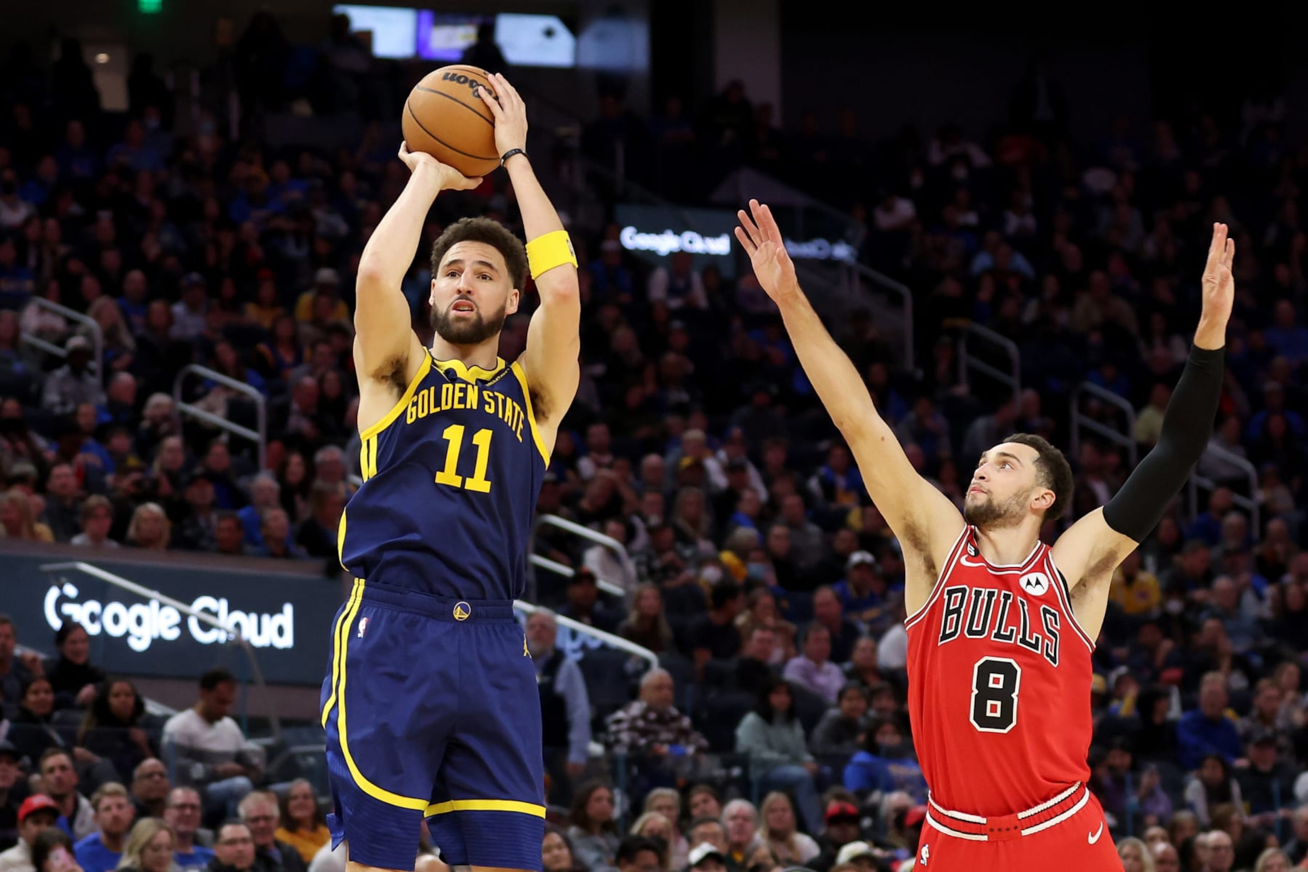 SAN FRANCISCO, CALIFORNIA - DECEMBER 02: Klay Thompson #11 of the Golden State Warriors shoots the ball over Zach LaVine #8 of the Chicago Bulls at Chase Center on December 02, 2022 in San Francisco, California. NOTE TO USER: User expressly acknowledges and agrees that, by downloading and or using this photograph, User is consenting to the terms and conditions of the Getty Images License Agreement.  (Photo by Ezra Shaw/Getty Images)