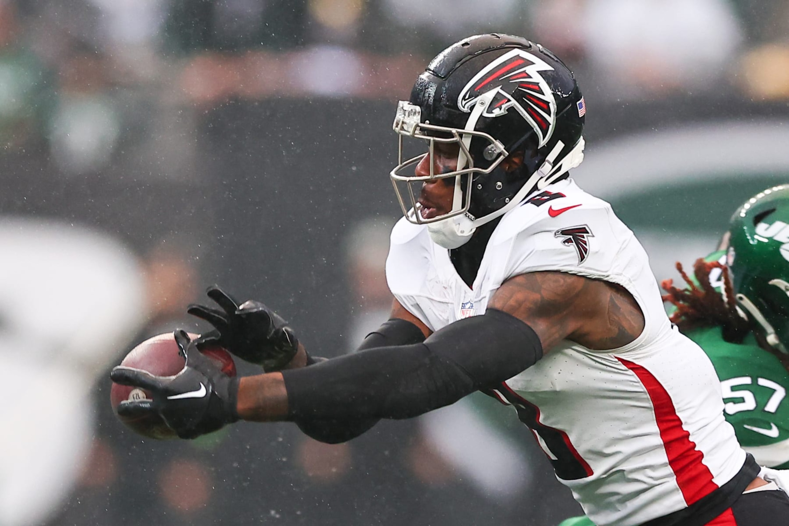 EAST RUTHERFORD, NJ - DECEMBER 03:  Kyle Pitts #8 of the Atlanta Falcons during the game against the New York Jets on December 3, 2023 at MetLife Stadium in East Rutherford, New Jersey.  (Photo by Rich Graessle/Icon Sportswire via Getty Images)