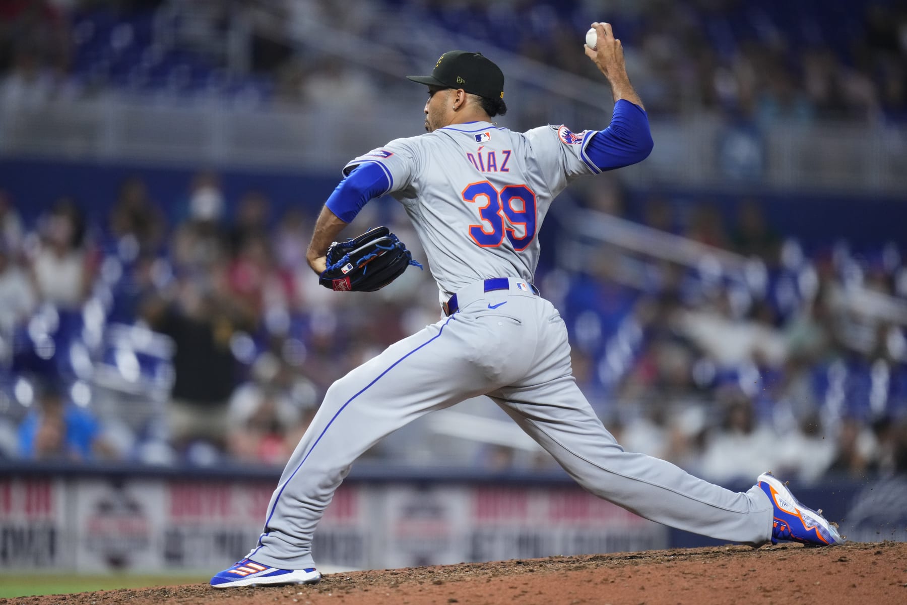 MIAMI, FLORIDA - MAY 18: Edwin Díaz #39 of the New York Mets pitches during a game against the Miami Marlins at loanDepot park on May 18, 2024 in Miami, Florida. (Photo by Rich Storry/Getty Images) MIAMI, FLORIDA - MAY 18: Edwin Díaz #39 of the New York Mets pitches during a game against the Miami Marlins at loanDepot park on May 18, 2024 in Miami, Florida. (Photo by Rich Storry/Getty Images)