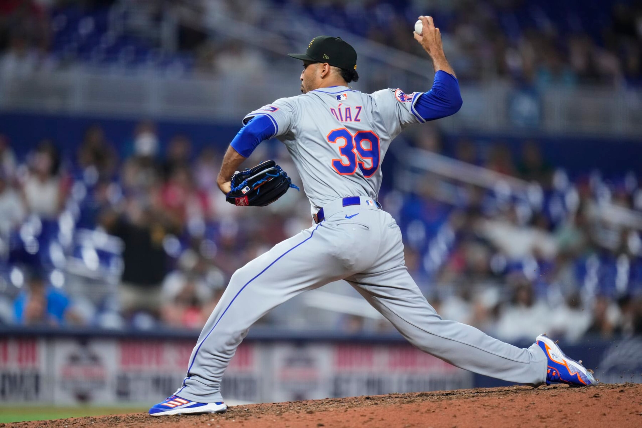 MIAMI, FLORIDA - MAY 18: Edwin Díaz #39 of the New York Mets pitches  during a game against the Miami Marlins at loanDepot park on May 18, 2024 in Miami, Florida. (Photo by Rich Storry/Getty Images)