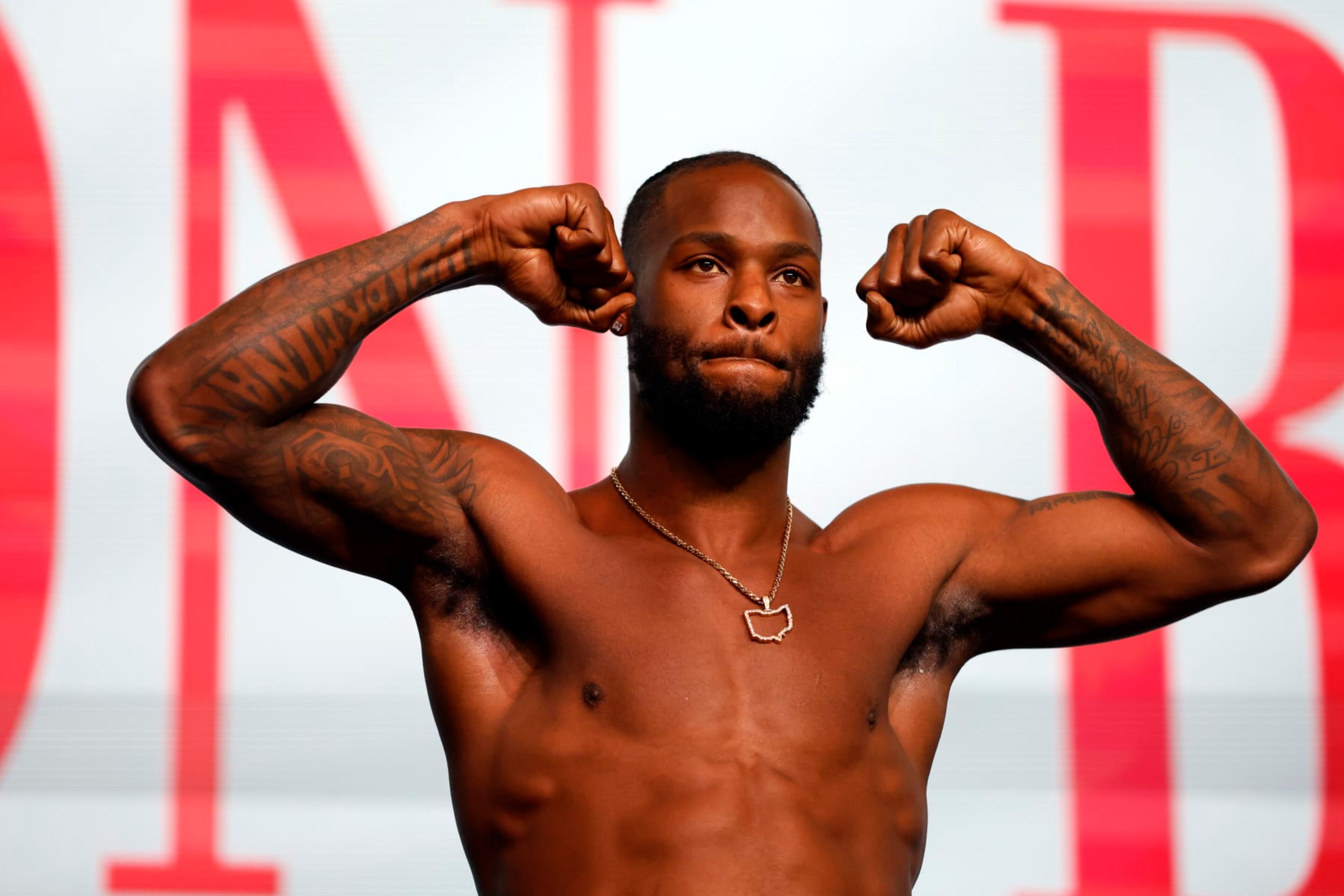 GLENDALE, ARIZONA - OCTOBER 28: Le'Veon Bell poses during his official weigh in at Desert Diamond Arena on October 28, 2022 in Glendale, Arizona. (Photo by Chris Coduto/Getty Images) GLENDALE, ARIZONA - OCTOBER 28: Le'Veon Bell poses during his official weigh in at Desert Diamond Arena on October 28, 2022 in Glendale, Arizona. (Photo by Chris Coduto/Getty Images)