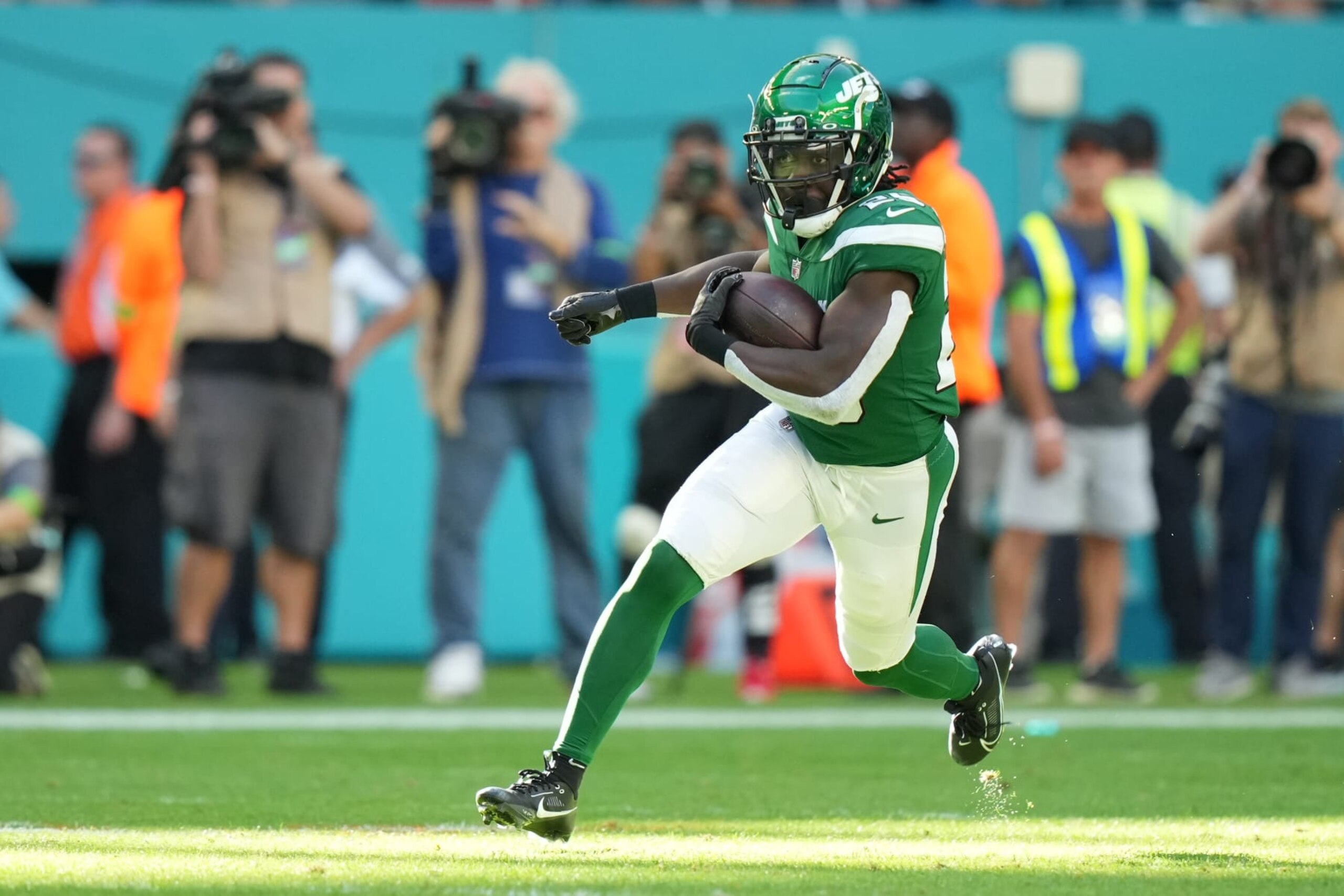 MIAMI GARDENS, FL - DECEMBER 17: New York Jets running back Israel Abanikanda (25) runs after a catch in the second half during the game between the New York Jets and the Miami Dolphins on Sunday, December 17, 2023 at Hard Rock Stadium, Hard Rock Stadium, Fla. (Photo by Peter Joneleit/Icon Sportswire via Getty Images)