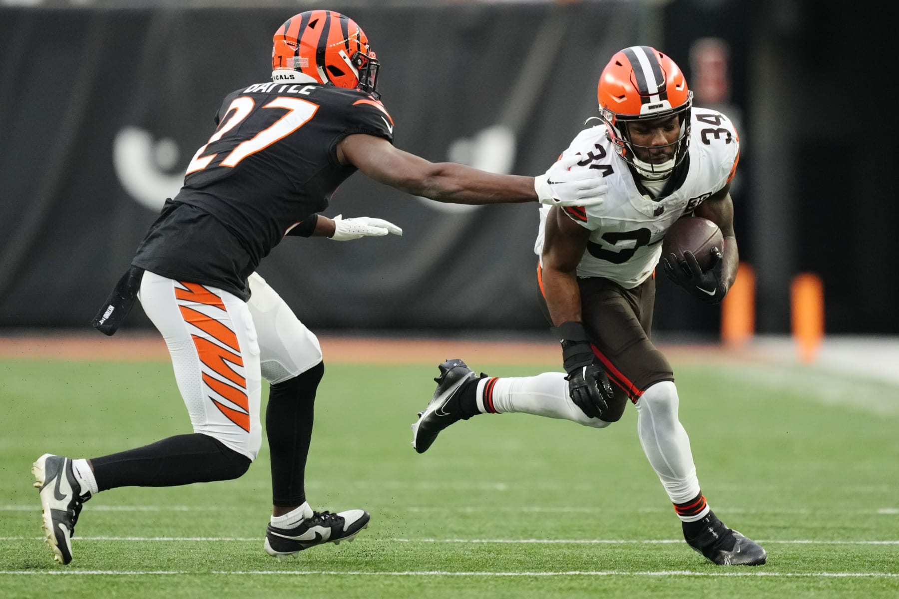CINCINNATI, OHIO - JANUARY 07: Jerome Ford #34 of the Cleveland Browns is chased by Jordan Battle #27 of the Cincinnati Bengals during the fourth quarter at Paycor Stadium on January 07, 2024 in Cincinnati, Ohio. (Photo by Dylan Buell/Getty Images)