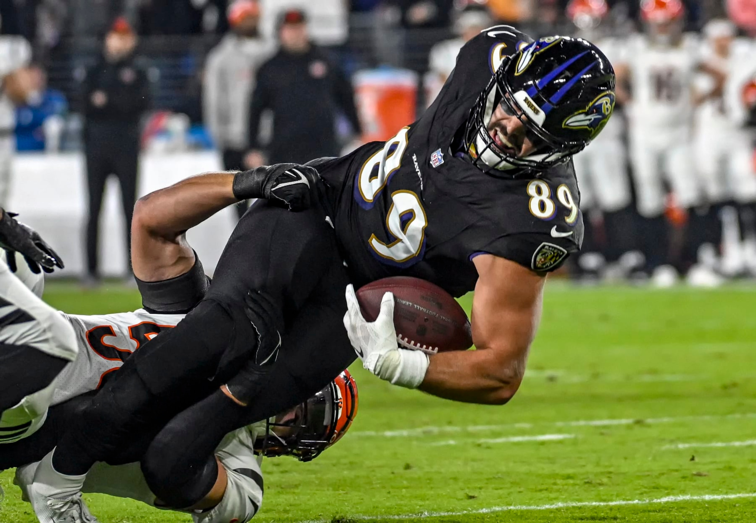 BALTIMORE, MD - NOVEMBER 16:  Baltimore Ravens tight end Mark Andrews (89) is injured with a fractured tibia after a reception when Cincinnati Bengals linebacker Logan Wilson (55) falls on his ankle during the Cincinnati Bengals game versus the Baltimore Ravens on November 16, 2023 at M&T Bank Stadium in Baltimore, MD.  (Photo by Mark Goldman/Icon Sportswire via Getty Images)