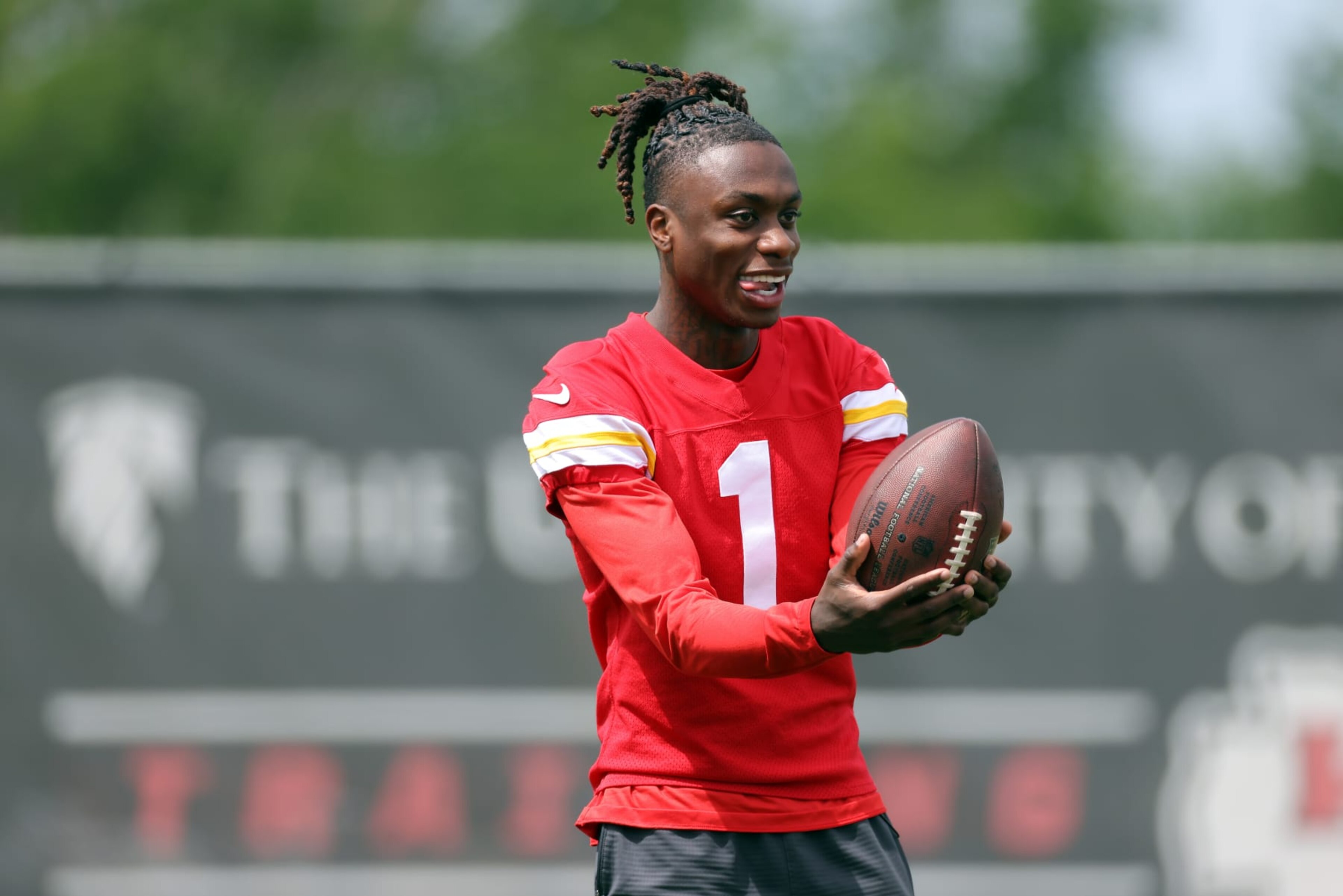 KANSAS CITY, MISSOURI - MAY 22: Wide receiver Xavier Worthy #1 of the Kansas City Chiefs participates in OTA Offseason workouts at The University of Kansas Health System Training Complex on May 22, 2024 in Kansas City, Missouri. (Photo by Jamie Squire/Getty Images) KANSAS CITY, MISSOURI - MAY 22: Wide receiver Xavier Worthy #1 of the Kansas City Chiefs participates in OTA Offseason workouts at The University of Kansas Health System Training Complex on May 22, 2024 in Kansas City, Missouri. (Photo by Jamie Squire/Getty Images)