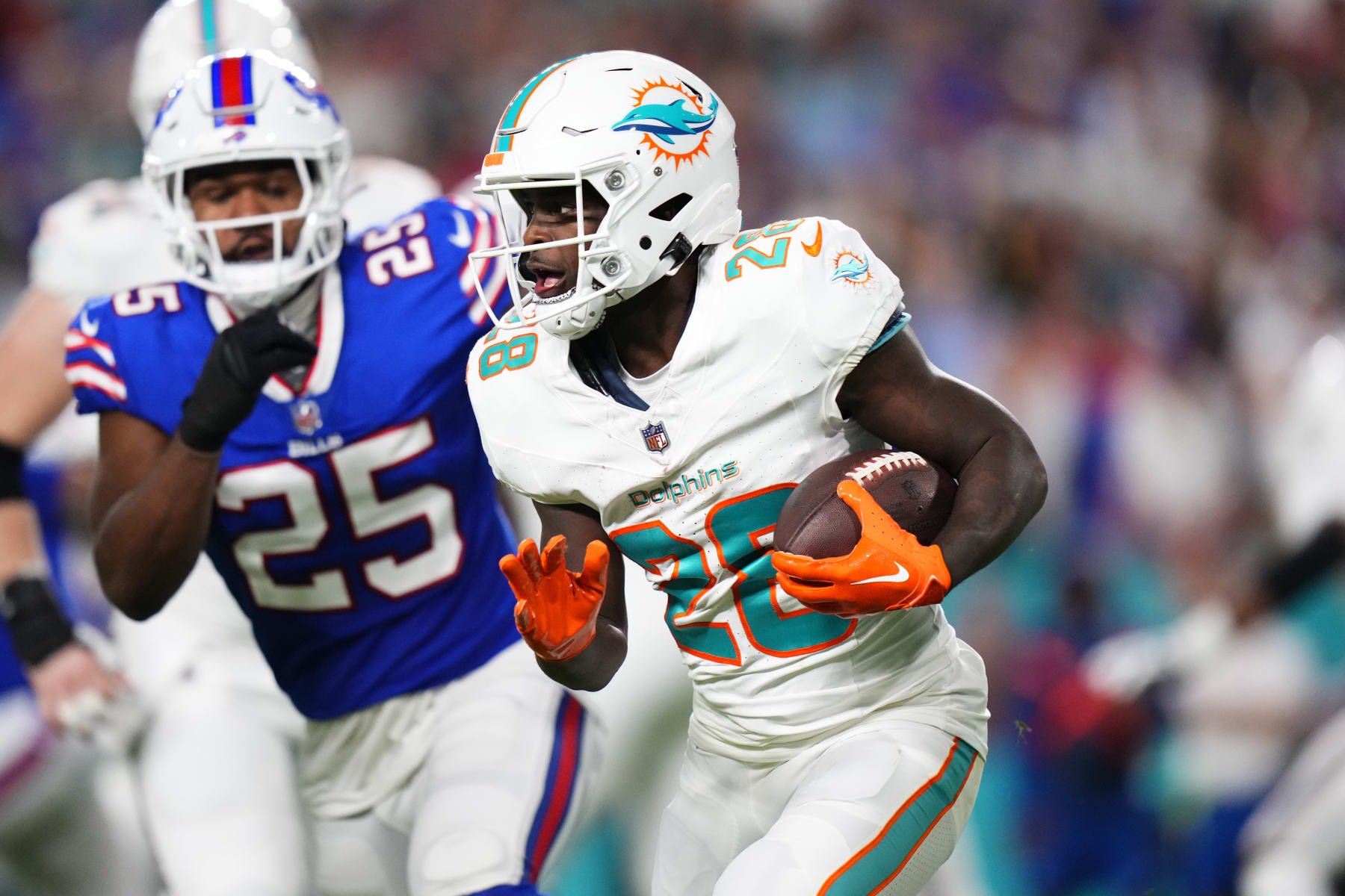 MIAMI GARDENS, FLORIDA - JANUARY 07: De'Von Achane #28 of the Miami Dolphins rushes during the first quarter against the Buffalo Bills at Hard Rock Stadium on January 07, 2024 in Miami Gardens, Florida. (Photo by Rich Storry/Getty Images)