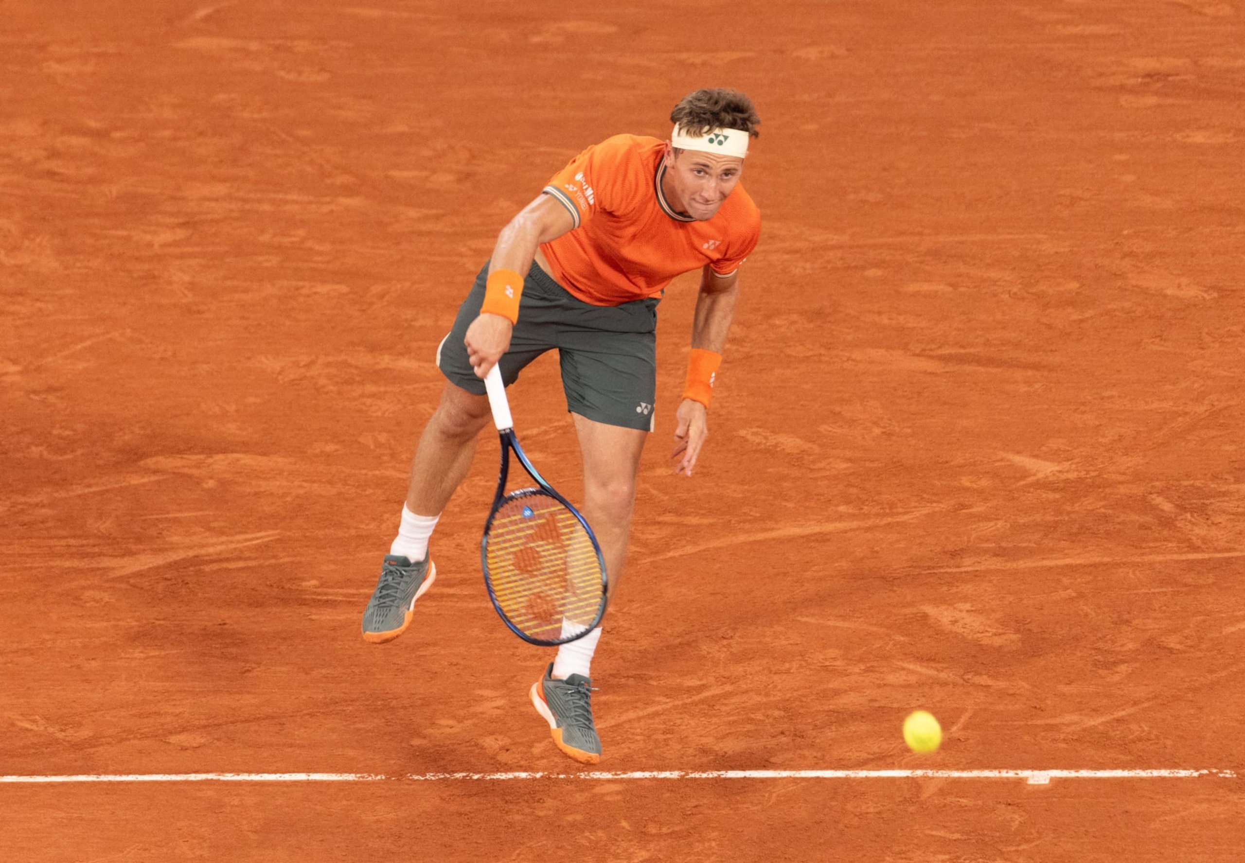 PARIS, FRANCE - MAY 28: Casper Ruud of Norway serves against Felipe Meligeni Alves of Brazil in the Men's Singles first round match on Day Three of the 2024 French Open at Roland Garros on May 28, 2024 in Paris, France. (Photo by Tnani Badreddine/DeFodi Images via Getty Images) PARIS, FRANCE - MAY 28: Casper Ruud of Norway serves against Felipe Meligeni Alves of Brazil in the Men's Singles first round match on Day Three of the 2024 French Open at Roland Garros on May 28, 2024 in Paris, France. (Photo by Tnani Badreddine/DeFodi Images via Getty Images)