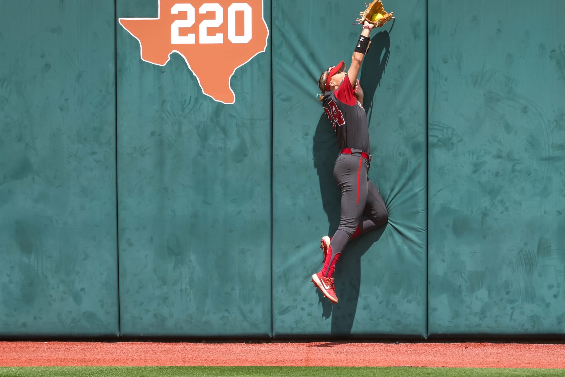 AUSTIN, TX - APRIL 07: Oklahoma outfielder Jayda Coleman (24) makes a catch as she leaps into the center field wall during the Big 12 college softball game between Texas Longhorns and Oklahoma Sooners on April 7, 2024, at Red & Charline McCombs Field in Austin, TX. (Photo by David Buono/Icon Sportswire via Getty Images)