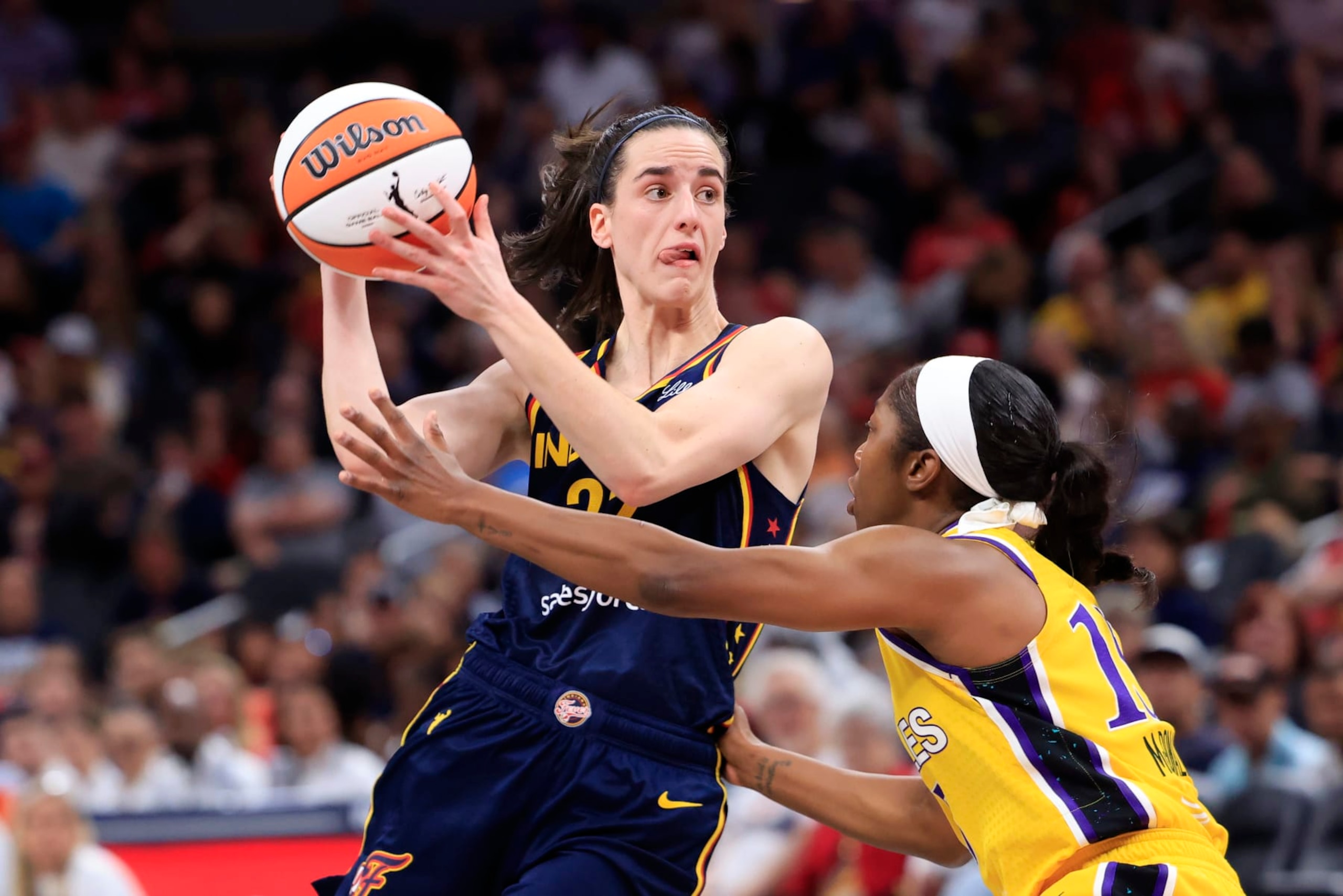 INDIANAPOLIS, INDIANA - MAY 28: Caitlin Clark #22 of the Indiana Fever makes a move on Aari McDonald #15 of the Los Angeles Sparks at Gainbridge Fieldhouse on May 28, 2024 in Indianapolis, Indiana. (Photo by Justin Casterline/Getty Images)