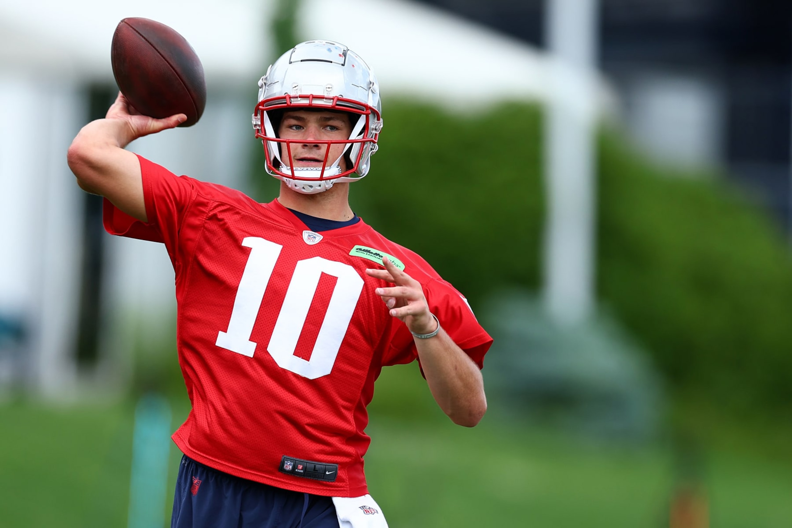 FOXBOROUGH, MASSACHUSETTS - MAY 29: Drake Maye #10 of the New England Patriots throws the ball during the New England Patriots OTA Offseason Workout on May 29, 2024 in Foxborough, Massachusetts.  (Photo by Maddie Meyer/Getty Images)