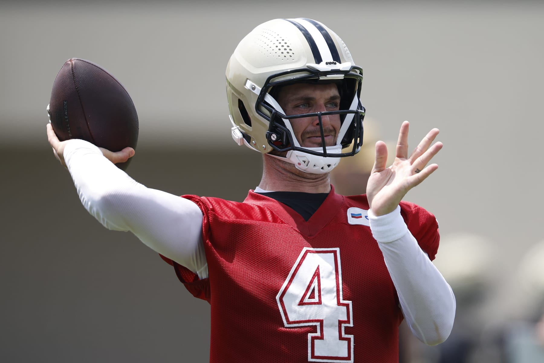METAIRIE, LOUISIANA - MAY 28: Derek Carr #4 of the New Orleans Saints attends the OTA Offseason Workout at the New Orleans Saints Practice facility on May 28, 2024 in Metairie, Louisiana. (Photo by Chris Graythen/Getty Images)