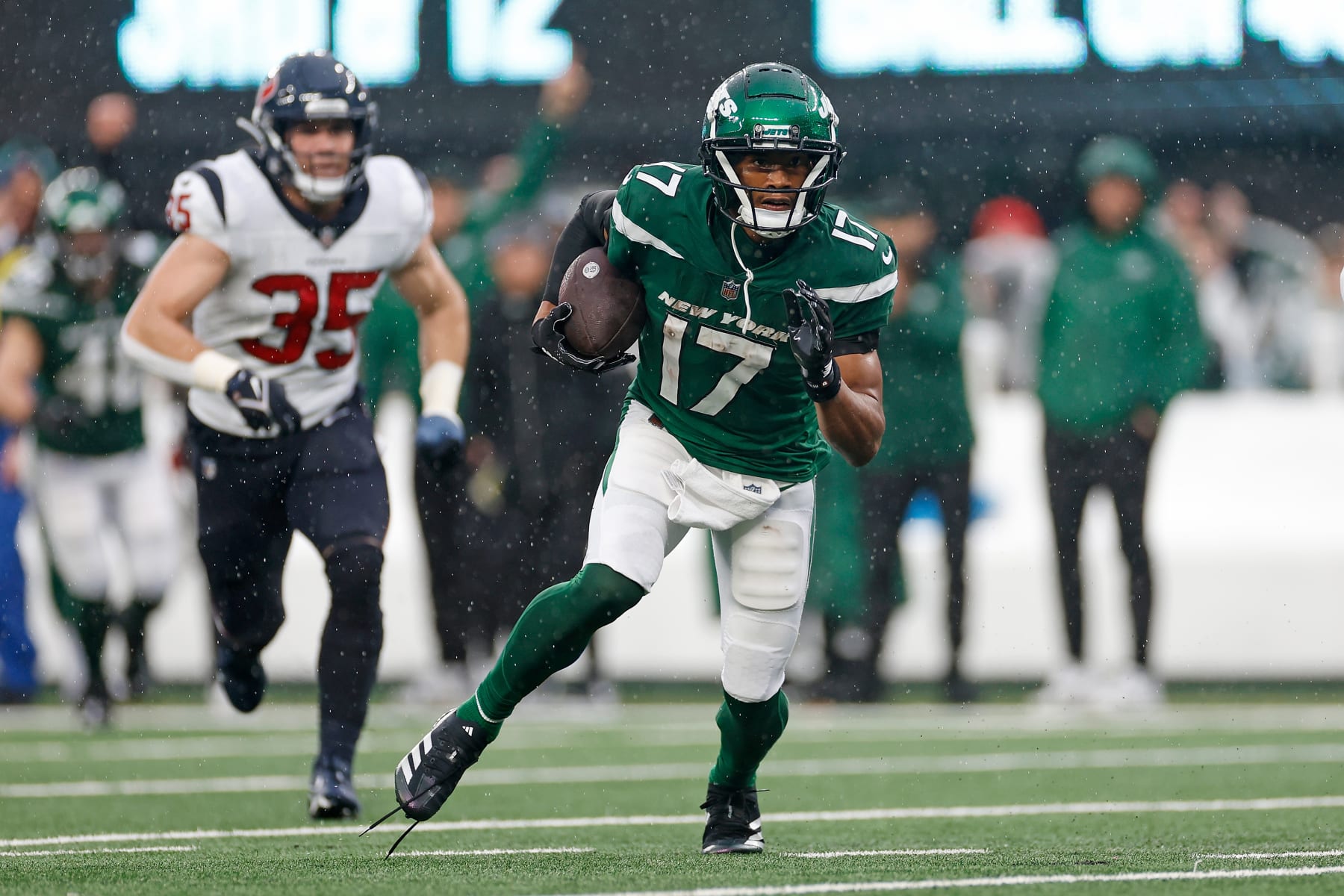 EAST RUTHERFORD, NEW JERSEY - DECEMBER 10: Garrett Wilson #17 of the New York Jets runs the ball after a catch during the second half in the game against the Houston Texans at MetLife Stadium on December 10, 2023 in East Rutherford, New Jersey. (Photo by Sarah Stier/Getty Images)
