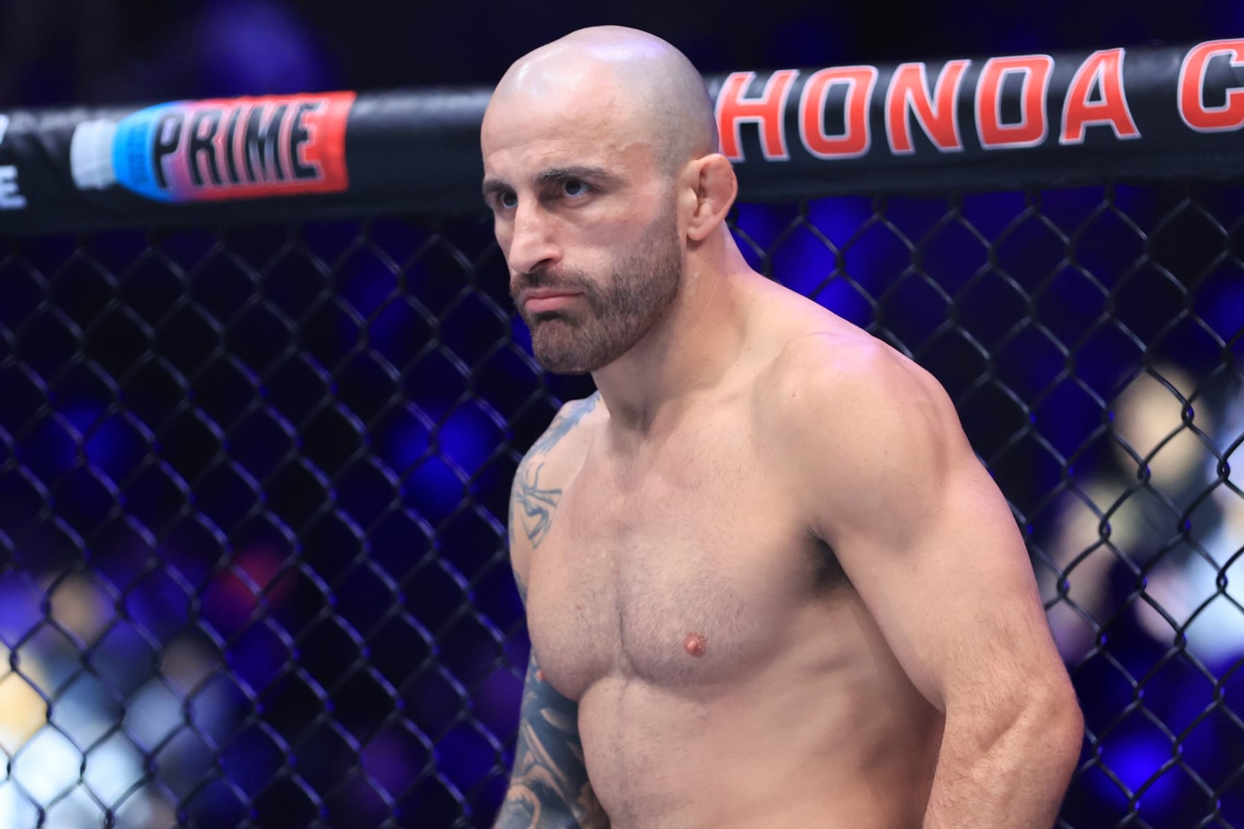 ANAHEIM, CALIFORNIA - FEBRUARY 17: Alexander Volkanovski of Australia prepares to face Ilia Topuria in their featherweight title fight during UFC 298 at Honda Center on February 17, 2024 in Anaheim, California. (Photo by Sean M. Haffey/Getty Images)