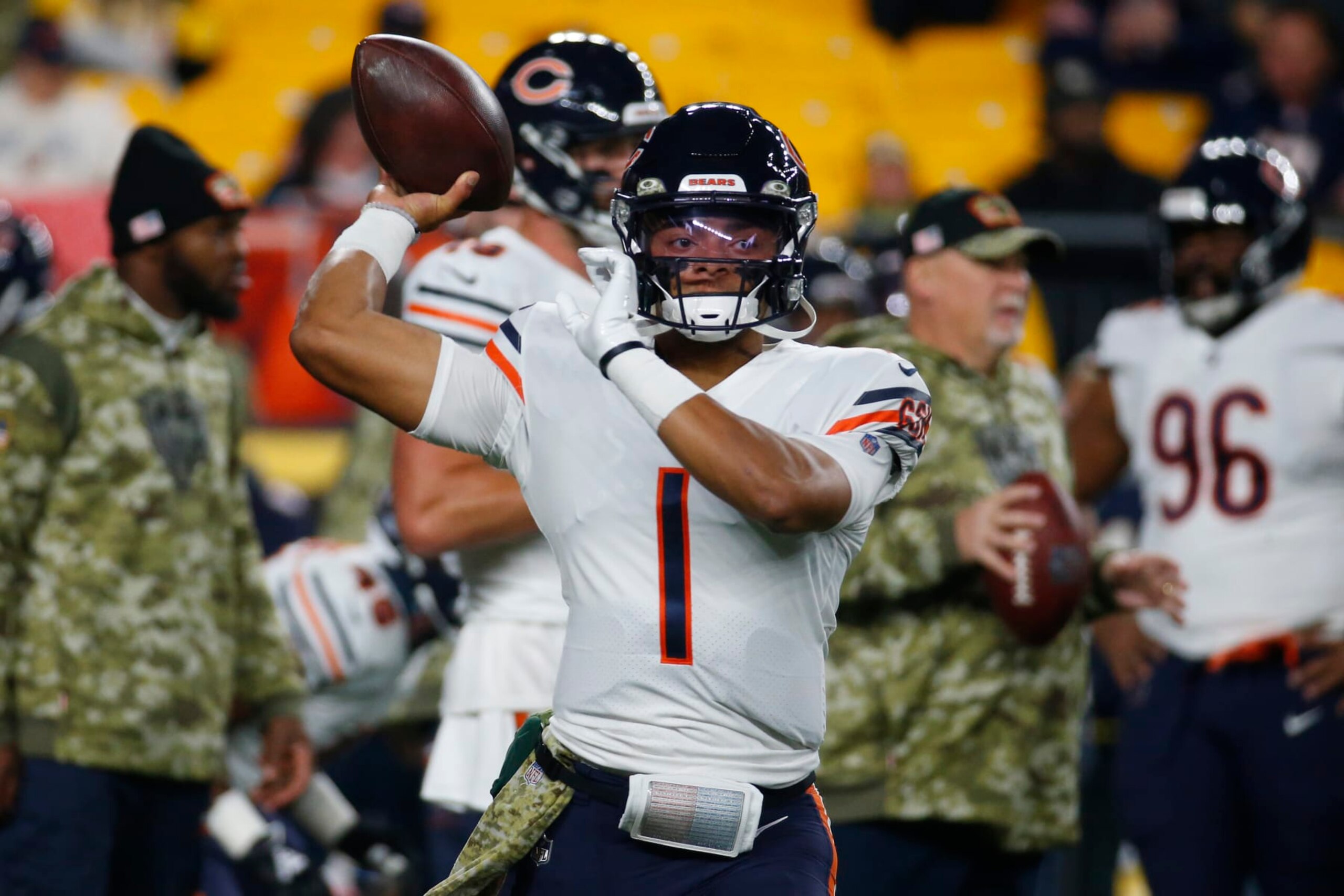 PITTSBURGH, PENNSYLVANIA - NOVEMBER 08: Quarterback Justin Fields #1 of the Chicago Bears warms up before playing against the Pittsburgh Steelers at Heinz Field on November 8, 2021 in Pittsburgh, Pennsylvania. (Photo by Justin K. Aller/Getty Images)