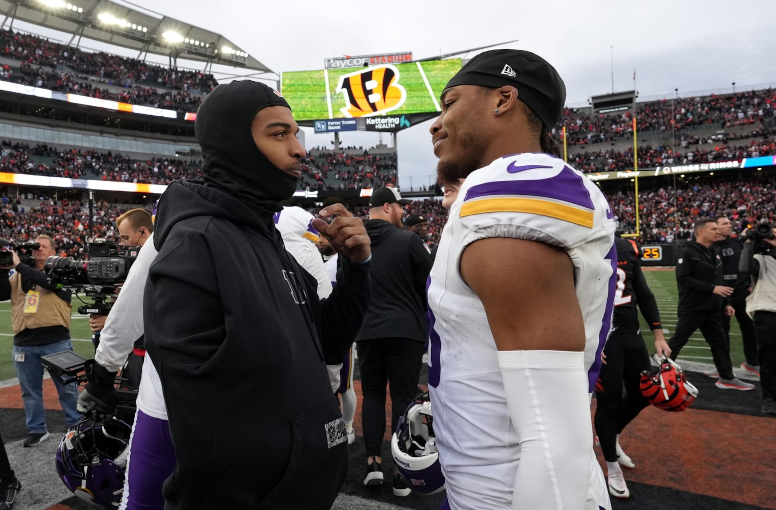 CINCINNATI, OHIO - DECEMBER 16: Ja’Marr Chase #1 of the Cincinnati Bengals speaks with Justin Jefferson #18 of the Minnesota Vikings after the game at Paycor Stadium on December 16, 2023 in Cincinnati, Ohio. (Photo by Dylan Buell/Getty Images)
