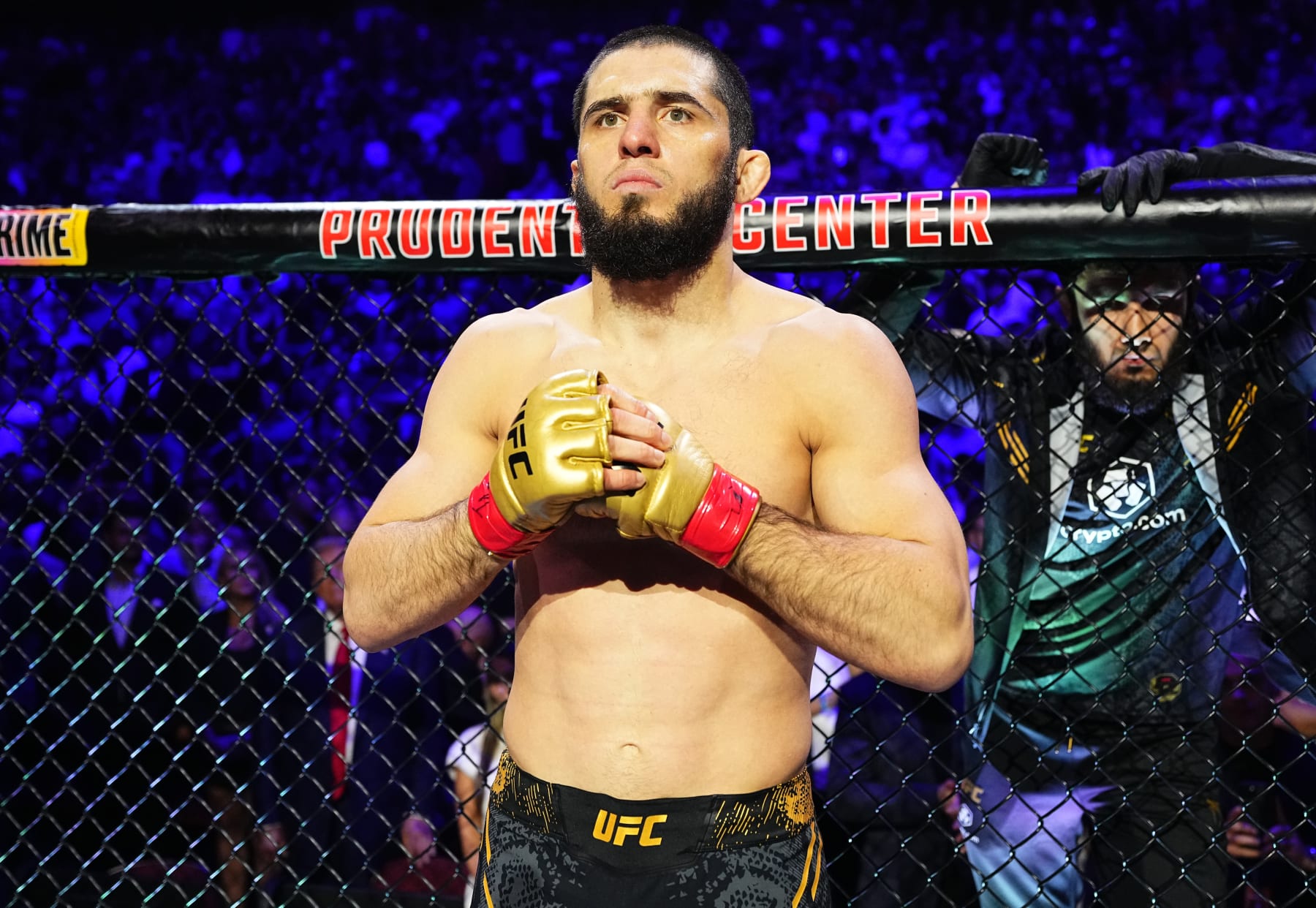 Islam Makhachev prepares to face Dustin Poirier