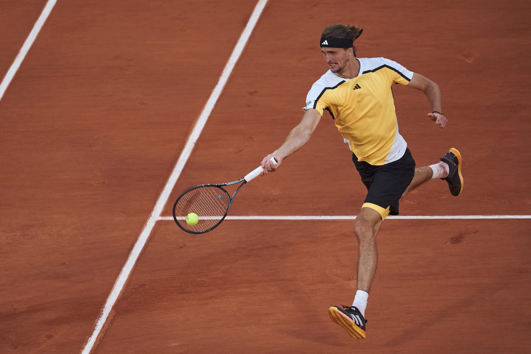PARIS, FRANCE - JUNE 07:  Alexander Zverev of Germany plays a forehand against Casper Ruud of Norway in the Men's Singles Semi Final match during Day Thirteen of the 2024 French Open at Roland Garros on June 07, 2024 in Paris, France. (Photo by Mateo Villalba/Getty Images)