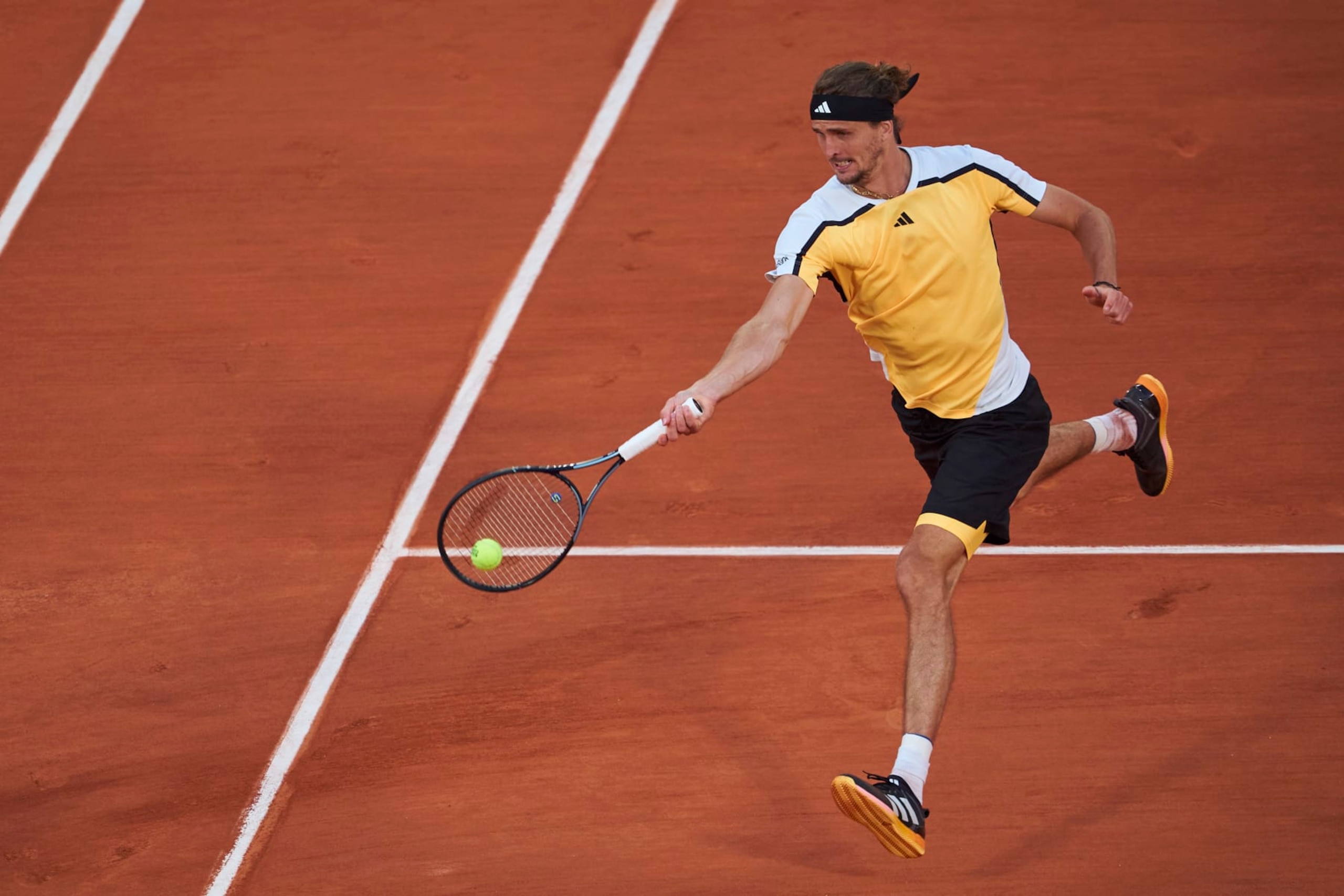 PARIS, FRANCE - JUNE 07:  Alexander Zverev of Germany plays a forehand against Casper Ruud of Norway in the Men's Singles Semi Final match during Day Thirteen of the 2024 French Open at Roland Garros on June 07, 2024 in Paris, France. (Photo by Mateo Villalba/Getty Images)