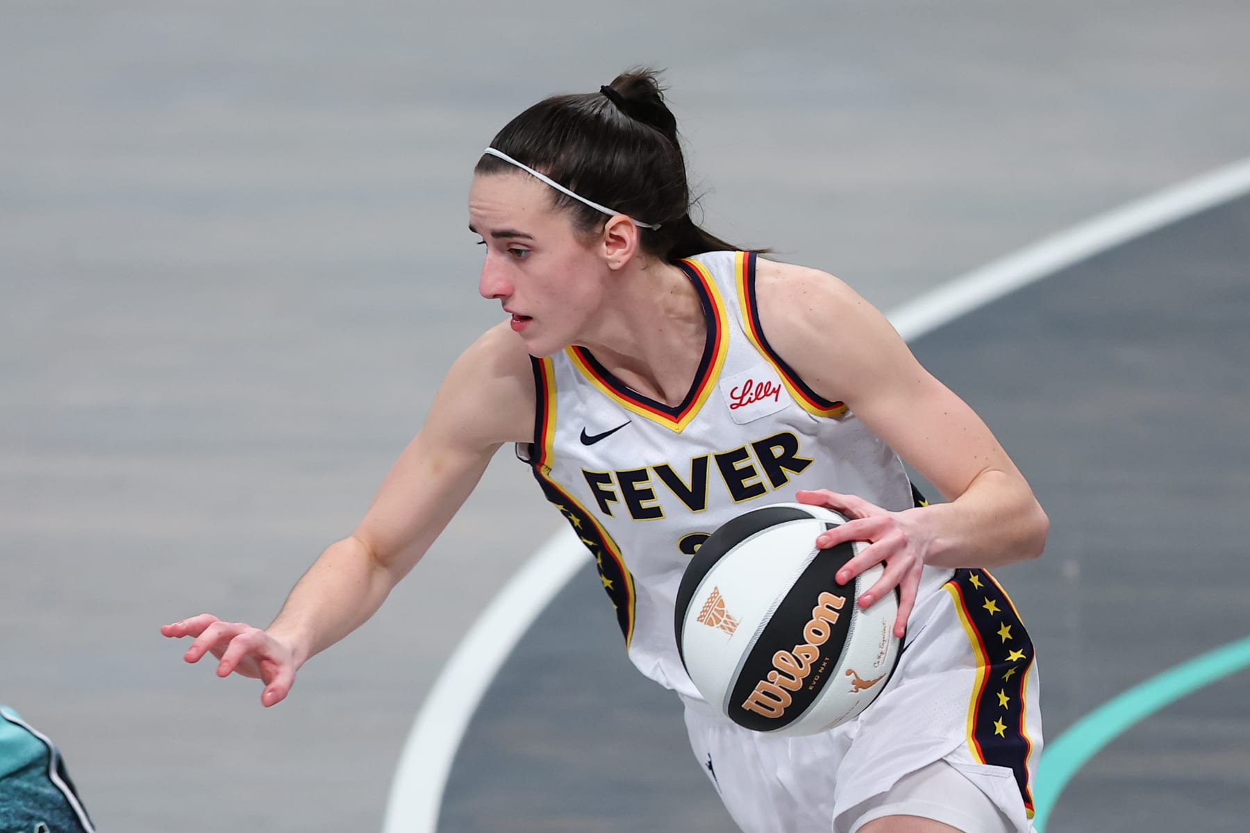 BROOKLYN, NY - JUNE 02: Caitlin Clark #22 of the Indiana Fever controls the ball during the game against the New York Liberty on June 2, 2024 at the Barclayys Center in Brooklyn, New York.  (Photo by Rich Graessle/Icon Sportswire via Getty Images)