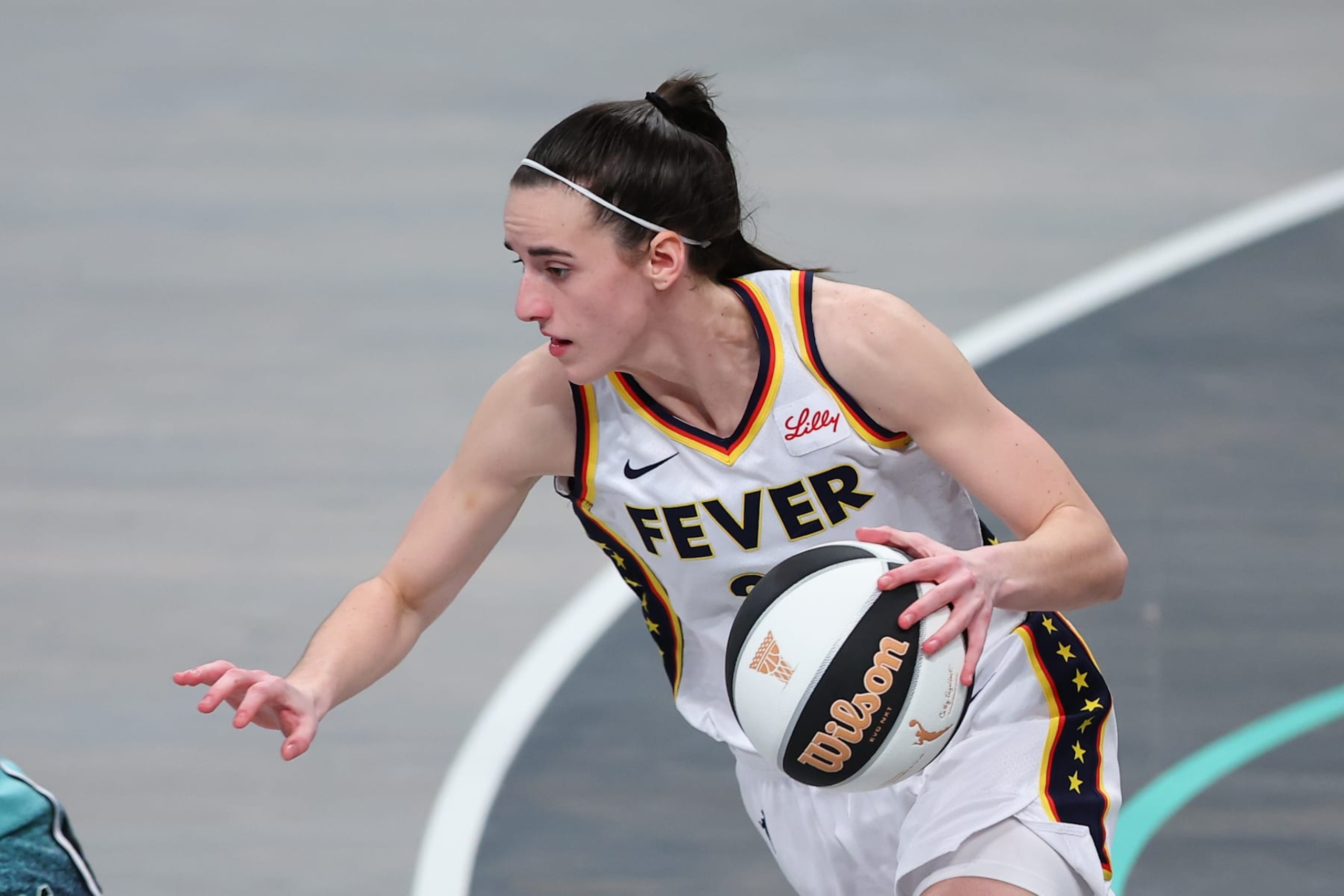 BROOKLYN, NY - JUNE 02: Caitlin Clark #22 of the Indiana Fever controls the ball during the game against the New York Liberty on June 2, 2024 at the Barclayys Center in Brooklyn, New York.  (Photo by Rich Graessle/Icon Sportswire via Getty Images)