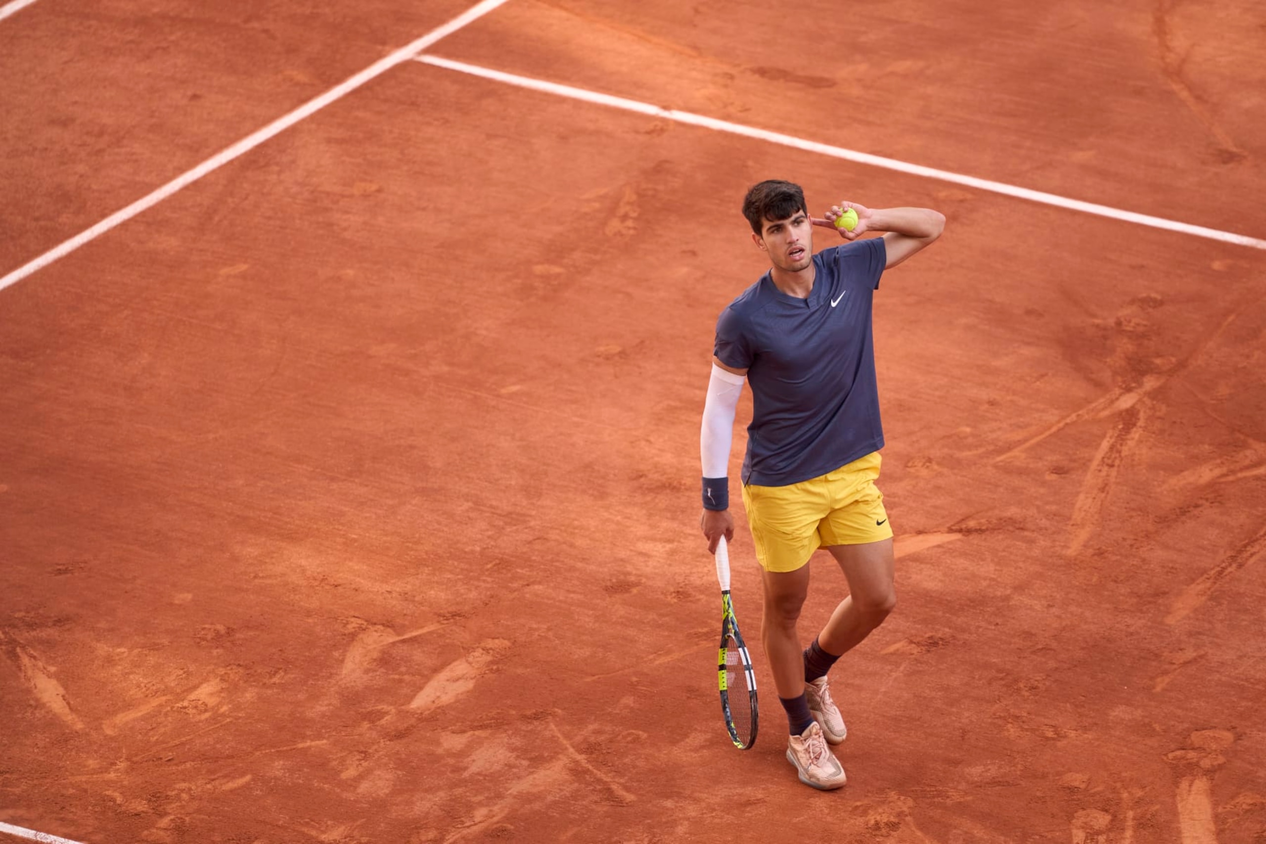 PARIS, FRANCE - JUNE 09: Carlos Alcaraz of Spain celebrates a poin against Alexander Zverev of Germany during the Men's Singles Final match on Day 15 of the 2024 French Open at Roland Garros on June 09, 2024 in Paris, France. (Photo by Mateo Villalba/Getty Images)