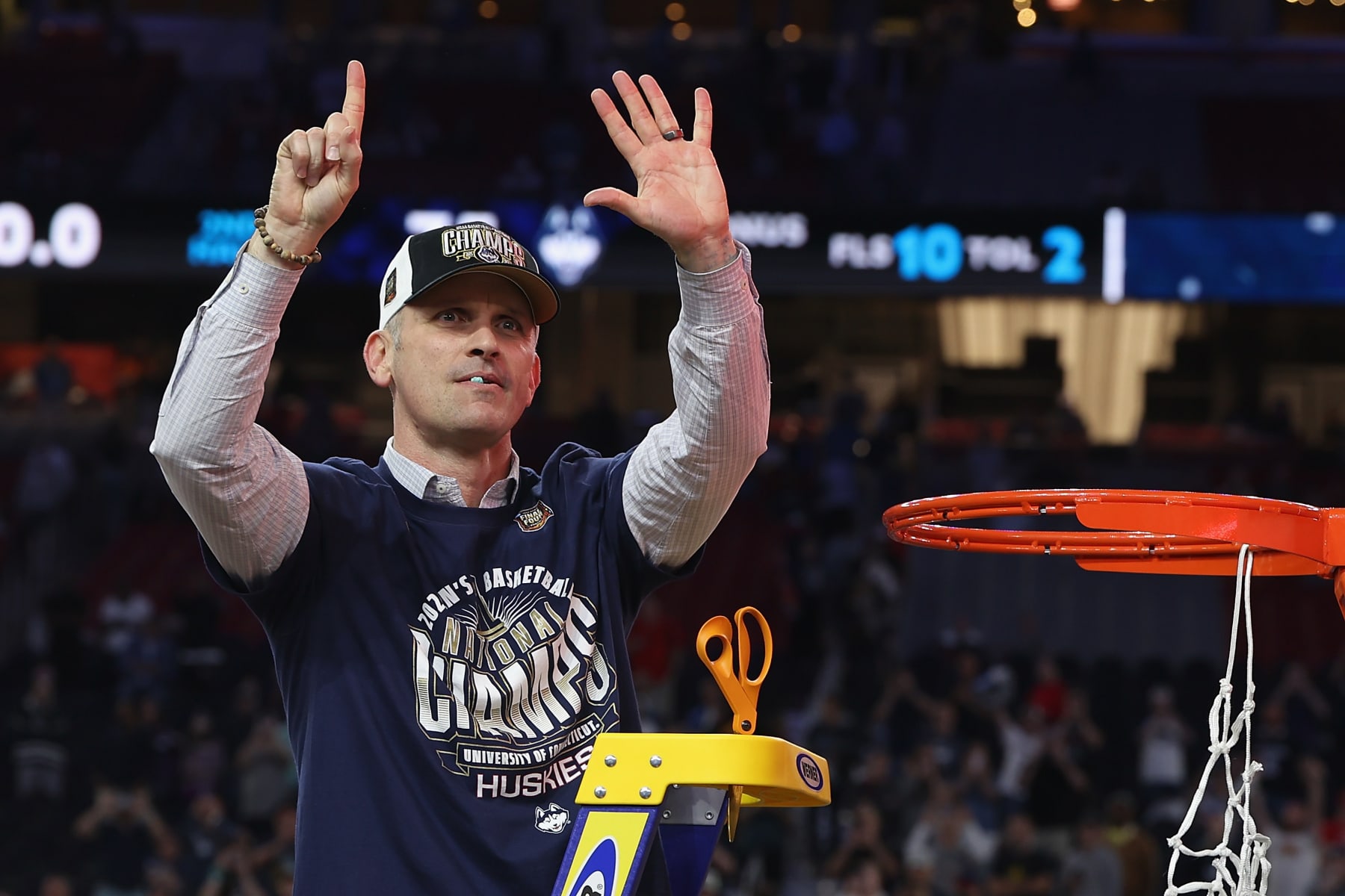 GLENDALE, ARIZONA - APRIL 08: Head coach Dan Hurley of the Connecticut Huskies holds up six fingers as he cuts down the net after beating the Purdue Boilermakers 75-60 to win the NCAA Men's Basketball Tournament National Championship game at State Farm Stadium on April 08, 2024 in Glendale, Arizona. (Photo by Christian Petersen/Getty Images)