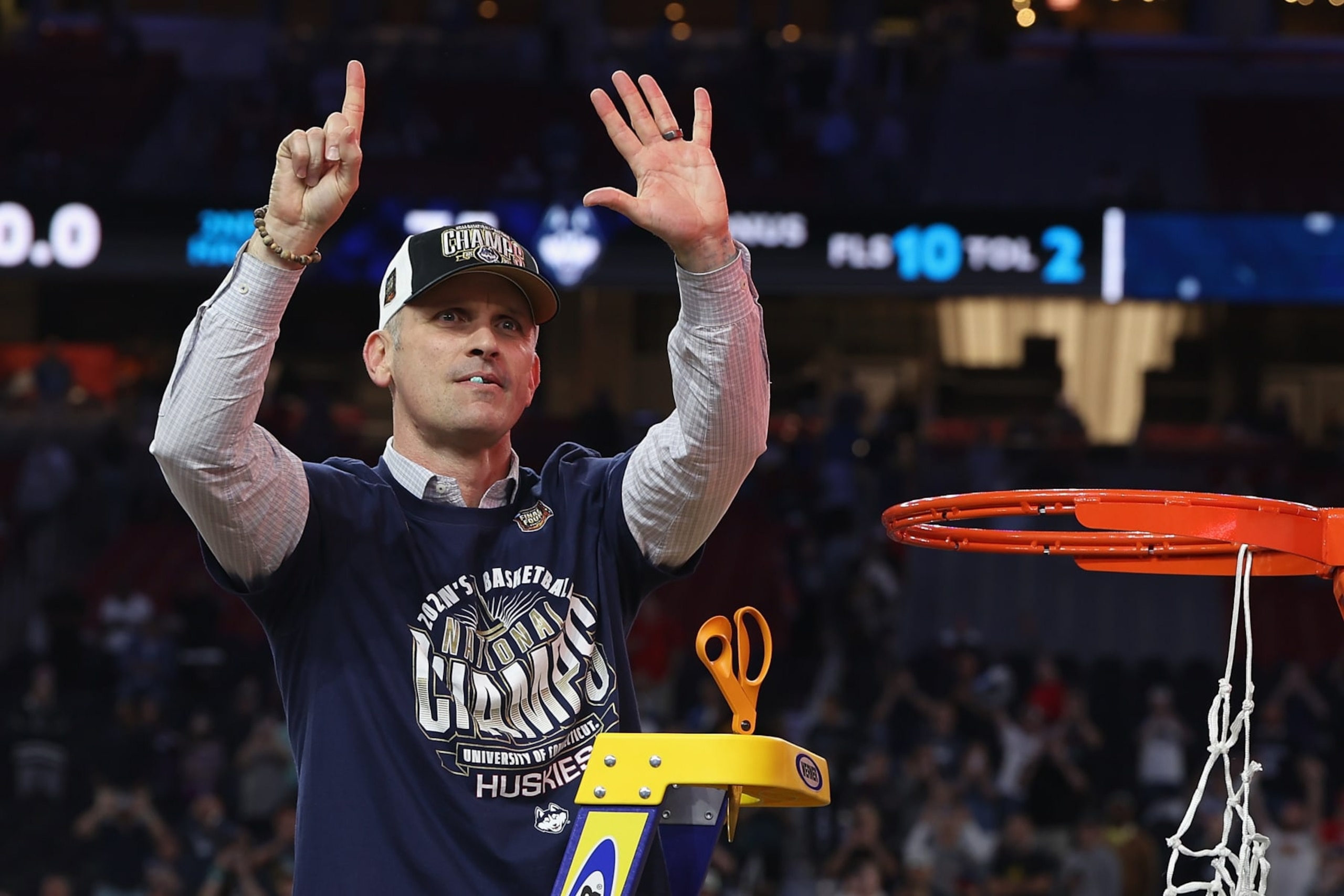 GLENDALE, ARIZONA - APRIL 08: Head coach Dan Hurley of the Connecticut Huskies holds up six fingers as he cuts down the net after beating the Purdue Boilermakers 75-60 to win the NCAA Men's Basketball Tournament National Championship game at State Farm Stadium on April 08, 2024 in Glendale, Arizona. (Photo by Christian Petersen/Getty Images)