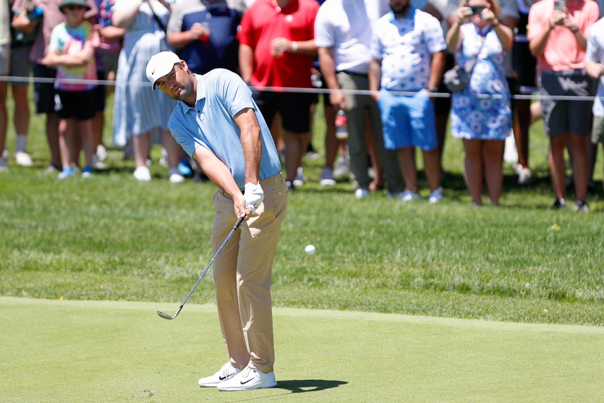 DUBLIN, OH - JUNE 09: Scottie Scheffler of the United States chips onto the green on the first hole during the final round of the Memorial Tournament presented by Workday at Muirfield Village Golf Club on June 9, 2024 in Dublin, Ohio. (Photo by Ian Johnson/Icon Sportswire via Getty Images) DUBLIN, OH - JUNE 09: Scottie Scheffler of the United States chips onto the green on the first hole during the final round of the Memorial Tournament presented by Workday at Muirfield Village Golf Club on June 9, 2024 in Dublin, Ohio. (Photo by Ian Johnson/Icon Sportswire via Getty Images)