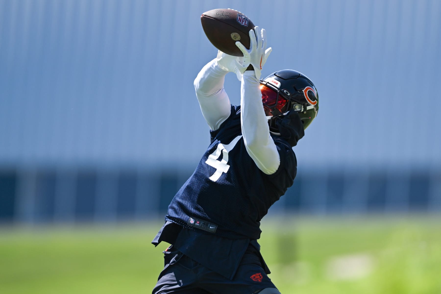 LAKE FOREST, ILLINOIS - JUNE 06: D'Andre Swift #4 of the Chicago Bears practices during the Chicago Bears mandatory minicamp at Halas Hall on June 06, 2024 in Lake Forest, Illinois. (Photo by Quinn Harris/Getty Images)
