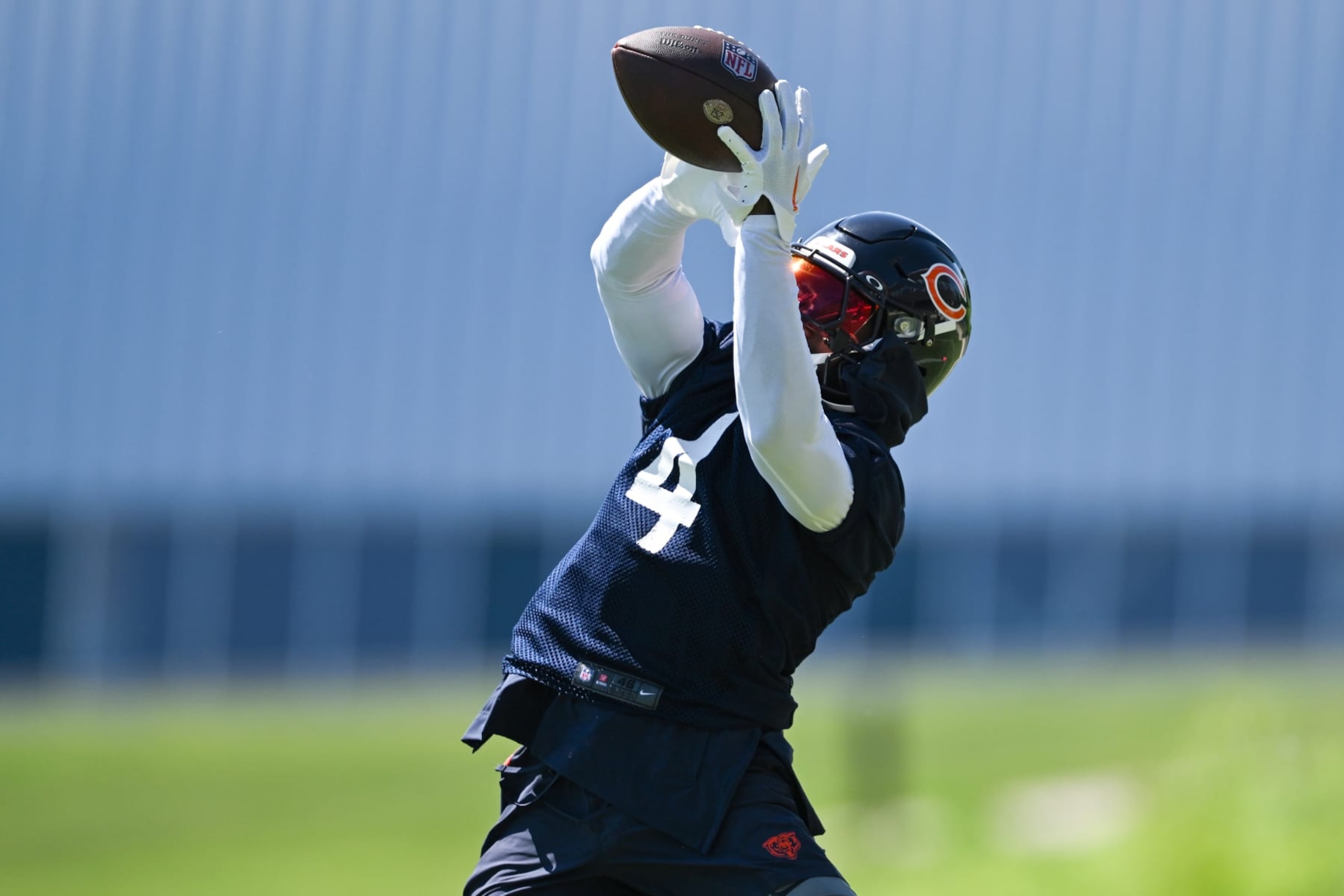 LAKE FOREST, ILLINOIS - JUNE 06: D'Andre Swift #4 of the Chicago Bears practices during the Chicago Bears mandatory minicamp at Halas Hall on June 06, 2024 in Lake Forest, Illinois. (Photo by Quinn Harris/Getty Images)