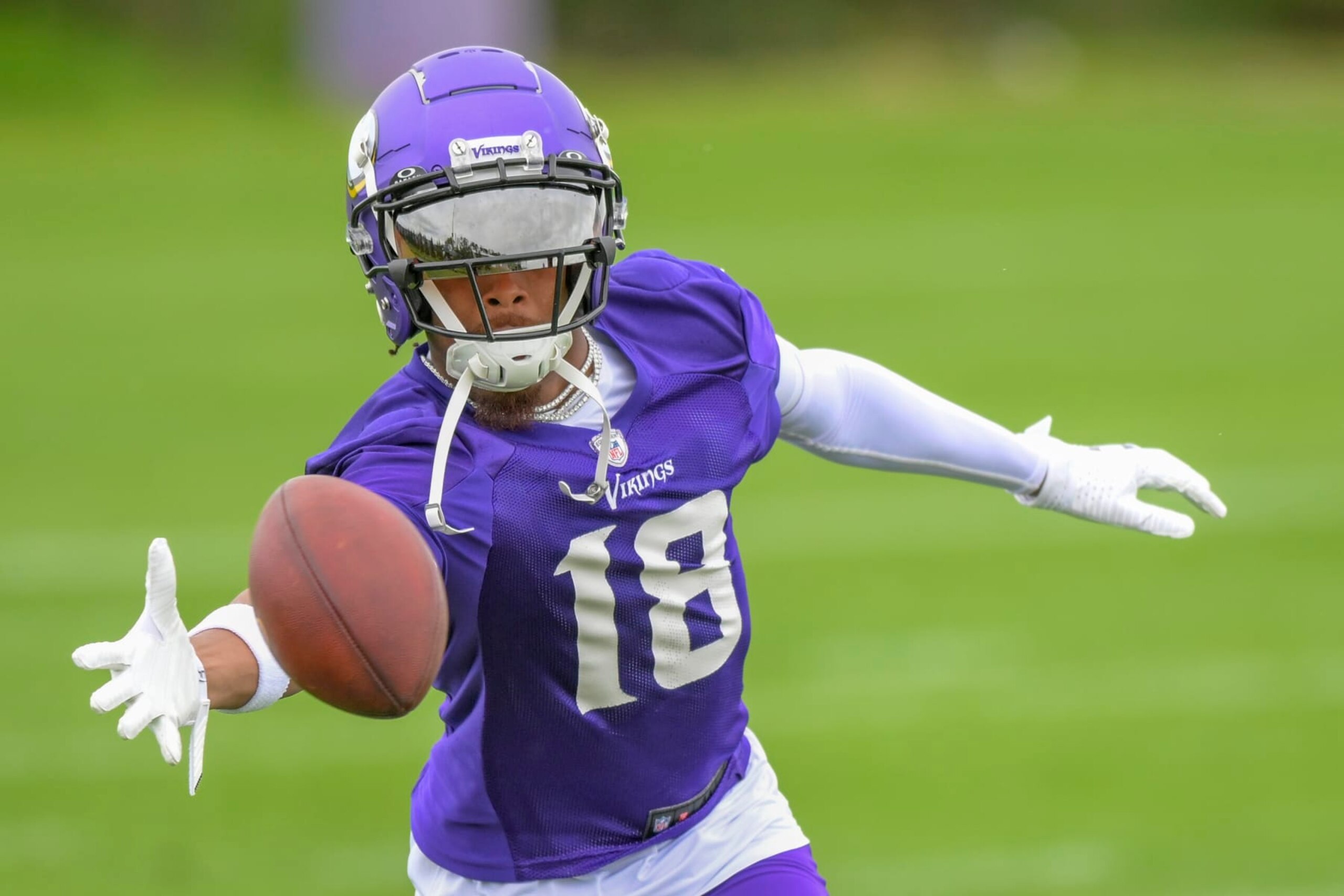 EAGAN, MN - JUNE 05: Minnesota Vikings wide receiver Justin Jefferson (18) makes a one-handed catch during Minnesota Vikings Minicamp on June 5, 2024, at TCO Performance Center in Eagan, MN.(Photo by Nick Wosika/Icon Sportswire via Getty Images)