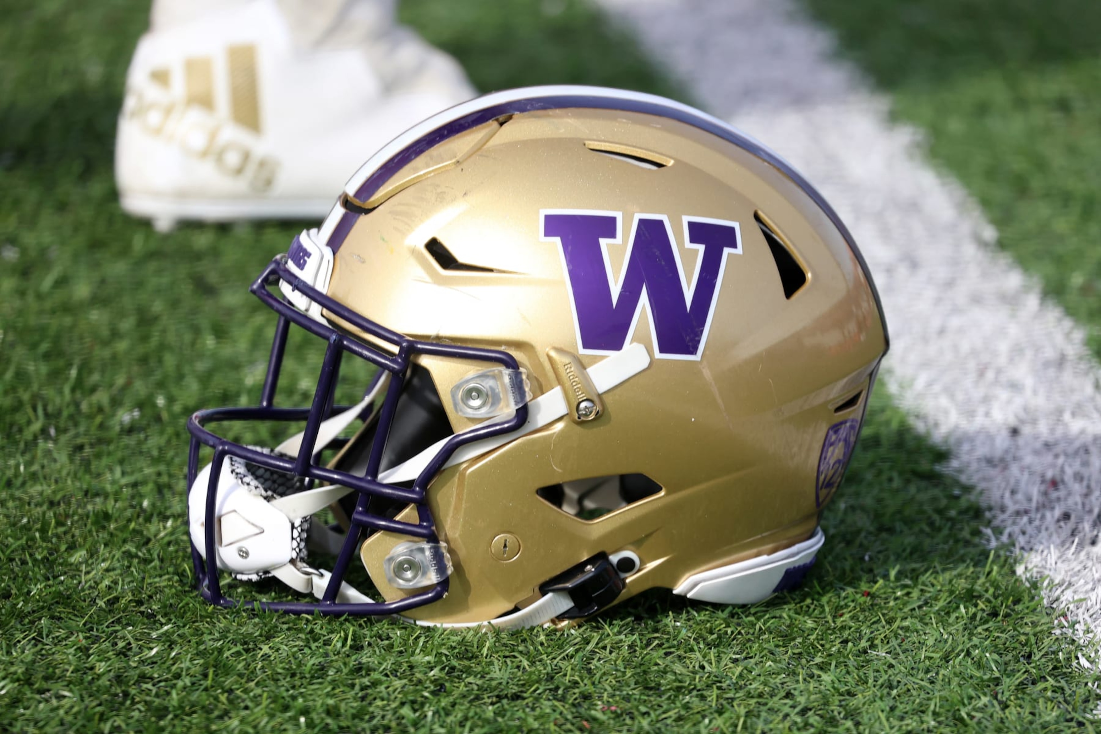 MOBILE, AL - FEBRUARY 01: A general view of a Washington Huskies helmet during the National team practice for the Reese's Senior Bowl on February 1, 2024 at Hancock Whitney Stadium in Mobile, Alabama. (Photo by Michael Wade/Icon Sportswire via Getty Images) MOBILE, AL - FEBRUARY 01: A general view of a Washington Huskies helmet during the National team practice for the Reese's Senior Bowl on February 1, 2024 at Hancock Whitney Stadium in Mobile, Alabama. (Photo by Michael Wade/Icon Sportswire via Getty Images)