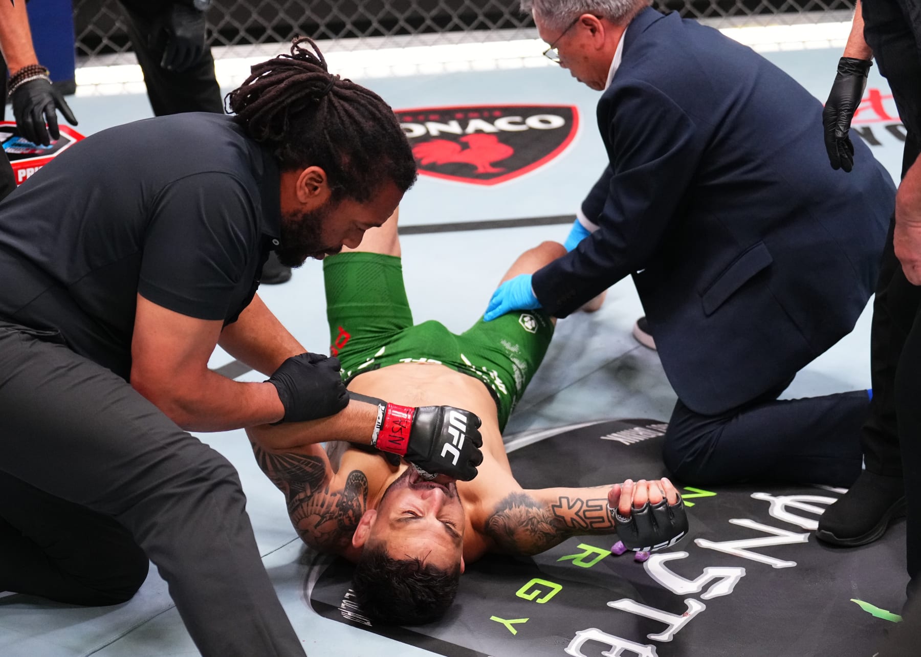 Alex Perez suffered a knee injury against Tatsuro Taira.