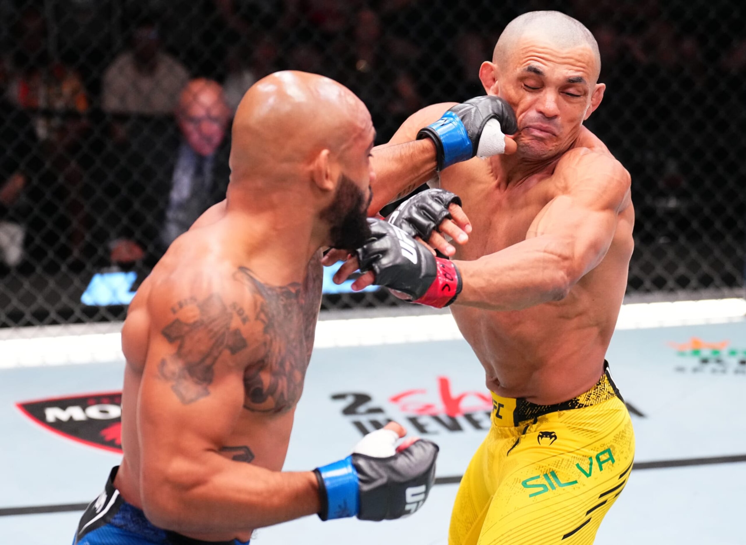Miles Johns punches Douglas Silva de Andrade