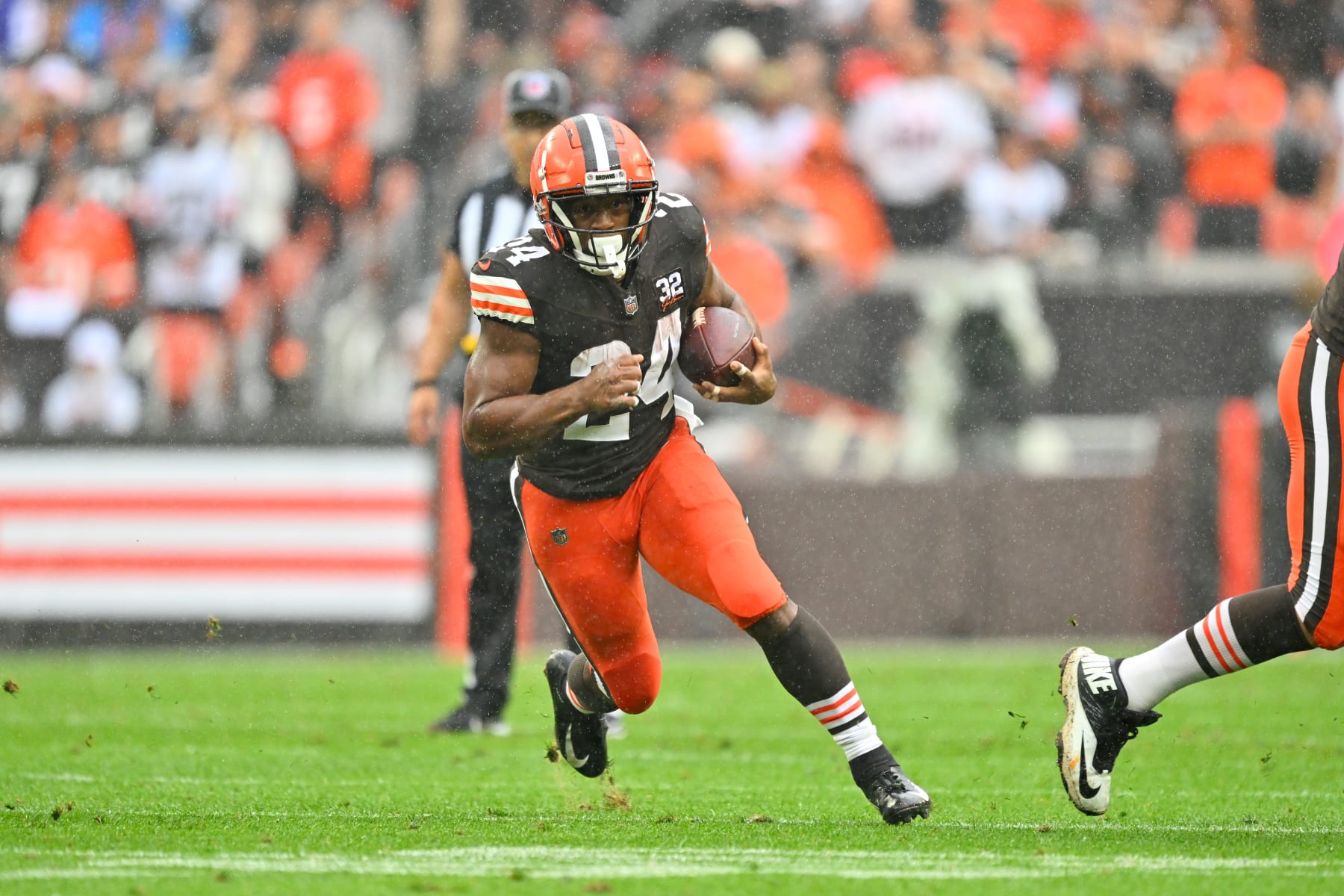CLEVELAND, OHIO - SEPTEMBER 10: Running back Nick Chubb #24 of the Cleveland Browns runs for a gain during the first half against the Cincinnati Bengals at Cleveland Browns Stadium on September 10, 2023 in Cleveland, Ohio. The Browns defeated the Bengals 24-3.  (Photo by Jason Miller/Getty Images)