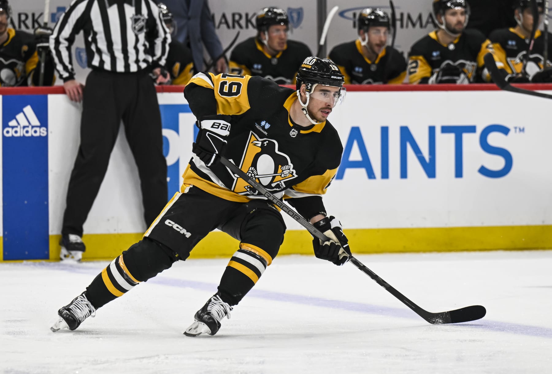 PITTSBURGH, PA - APRIL 13: Pittsburgh Penguins right wing Reilly Smith (19) skates during the second period in the NHL game between the Pittsburgh Penguins and the Boston Bruins on April 13, 2024, at PPG Paints Arena in Pittsburgh, PA. (Photo by Jeanine Leech/Icon Sportswire via Getty Images)