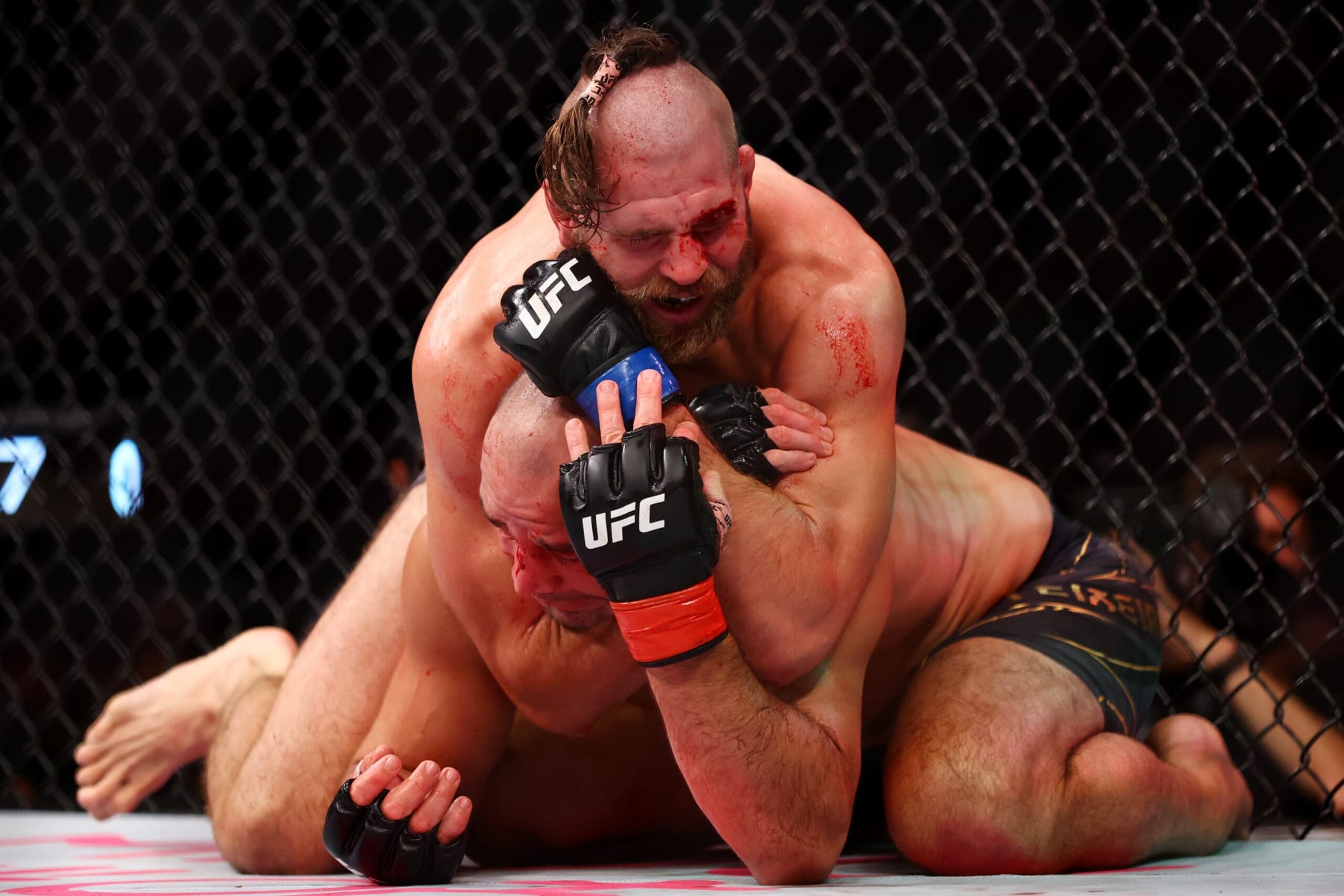 Jiri Prochazka submits Glover Teixeira.