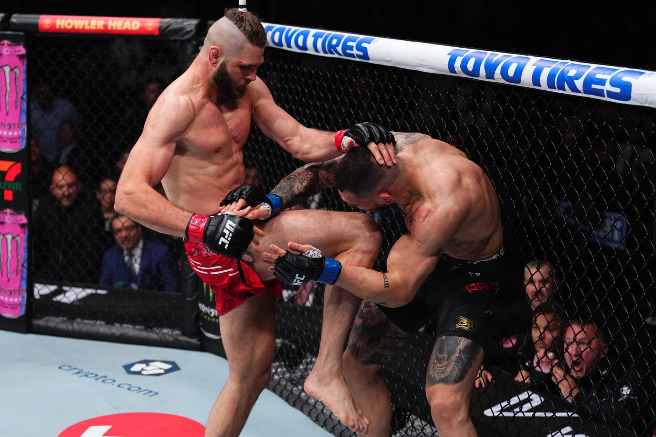 Jiri Prochazka knees Aleksandar Rakic.