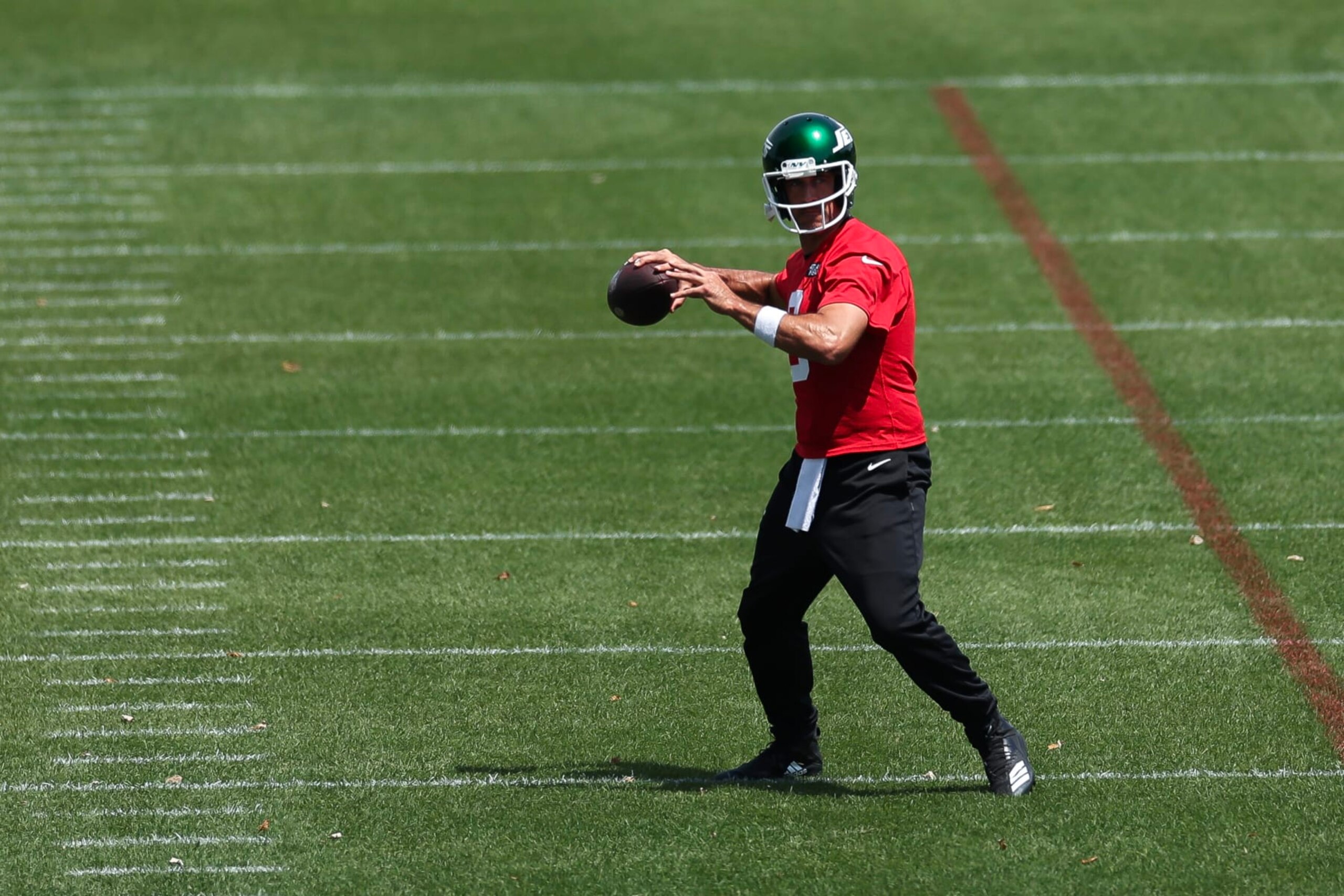 FLORHAM PARK, NEW JERSEY - JUNE 04: Aaron Rodgers #8 of the New York Jets throws the ball during New York Jets OTA Offseason Workouts at Atlantic Health Jets Training Center on June 04, 2024 in Florham Park, New Jersey.  (Photo by Luke Hales/Getty Images)