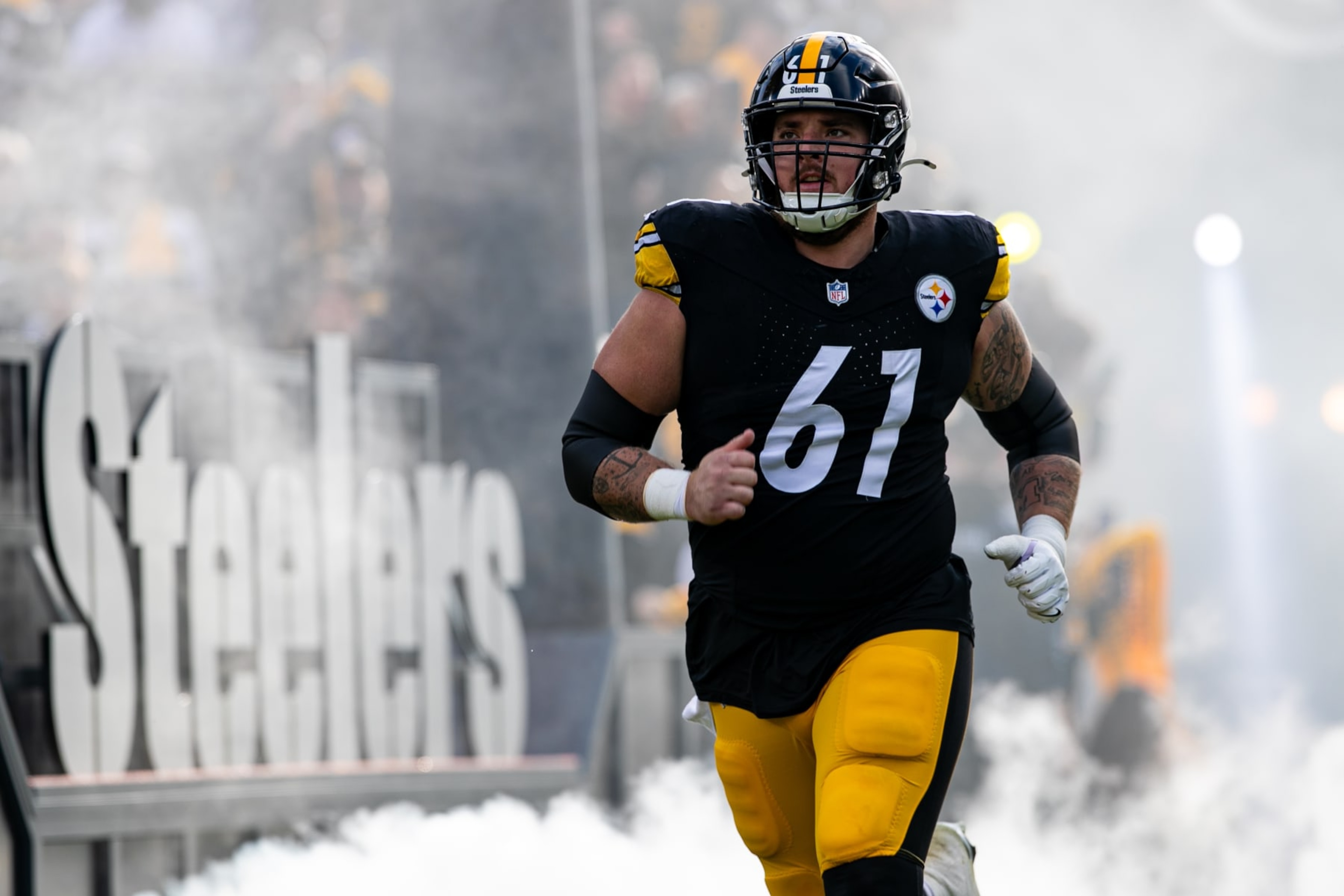 PITTSBURGH, PA - DECEMBER 03: Pittsburgh Steelers center Mason Cole (61) runs onto the field during the regular season NFL football game between the Arizona Cardinals and the Pittsburgh Steelers on December 03, 2023 at Acrisure Stadium in Pittsburgh, PA. (Photo by Mark Alberti/Icon Sportswire via Getty Images) PITTSBURGH, PA - DECEMBER 03: Pittsburgh Steelers center Mason Cole (61) runs onto the field during the regular season NFL football game between the Arizona Cardinals and the Pittsburgh Steelers on December 03, 2023 at Acrisure Stadium in Pittsburgh, PA. (Photo by Mark Alberti/Icon Sportswire via Getty Images)