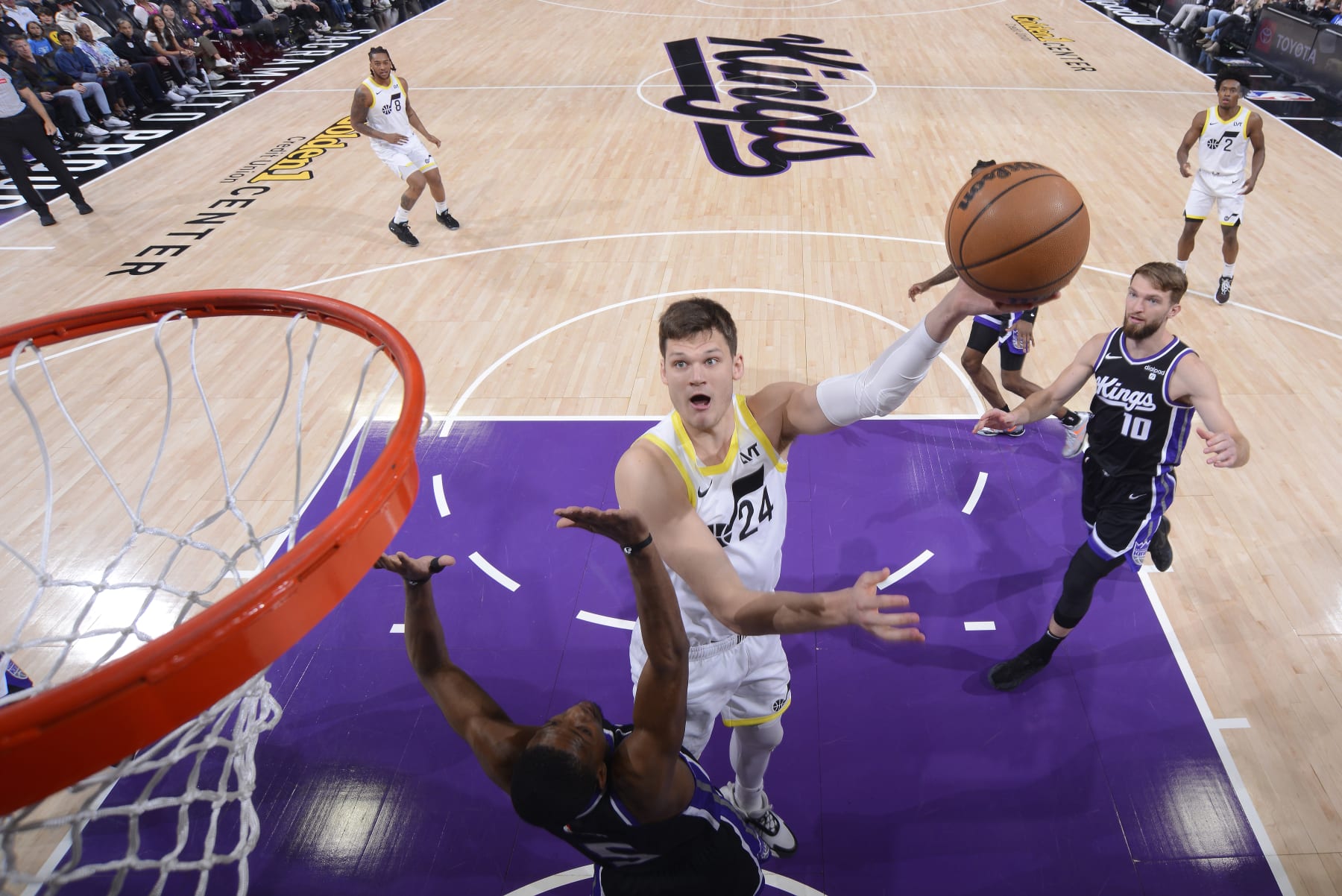 SACRAMENTO, CA - MARCH 31: Walker Kessler #24 of the Utah Jazz drives to the basket during the game against the Sacramento Kings on March 31, 2024 at Golden 1 Center in Sacramento, California. NOTE TO USER: User expressly acknowledges and agrees that, by downloading and or using this photograph, User is consenting to the terms and conditions of the Getty Images Agreement. Mandatory Copyright Notice: Copyright 2024 NBAE (Photo by Rocky Widner/NBAE via Getty Images)