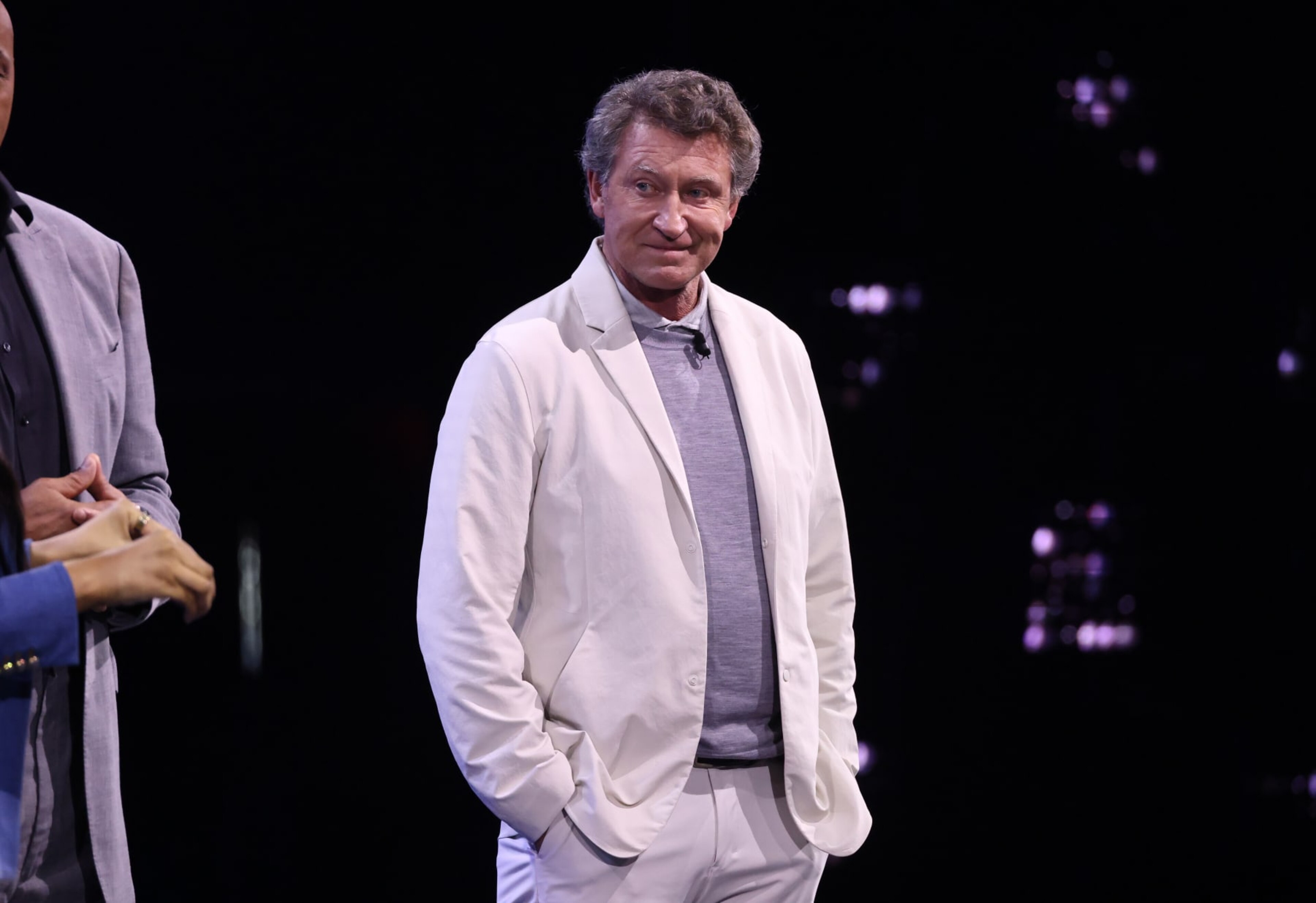 NEW YORK, NEW YORK - MAY 15: Wayne Gretzky speaks onstage during Warner Bros. Discovery Upfront 2024 on May 15, 2024 in New York City. (Photo by Mike Coppola/Getty Images for Warner Bros. Discovery) NEW YORK, NEW YORK - MAY 15: Wayne Gretzky speaks onstage during Warner Bros. Discovery Upfront 2024 on May 15, 2024 in New York City. (Photo by Mike Coppola/Getty Images for Warner Bros. Discovery)