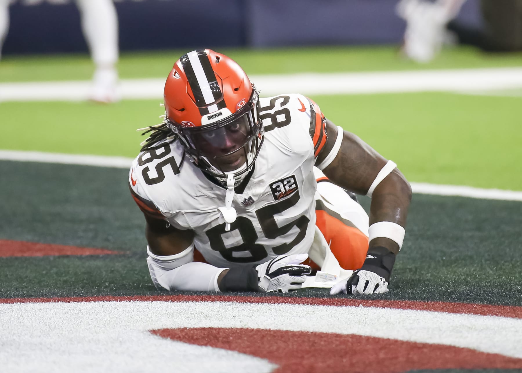 HOUSTON, TX - JANUARY 13:  Cleveland Browns tight end David Njoku (85) fails to complete a catch in the end zone in the third quarter during the AFC Wild Card game between the Cleveland Browns and Houston Texans on January 13, 2024 at NRG Stadium in Houston, Texas.  (Photo by Leslie Plaza Johnson/Icon Sportswire via Getty Images)