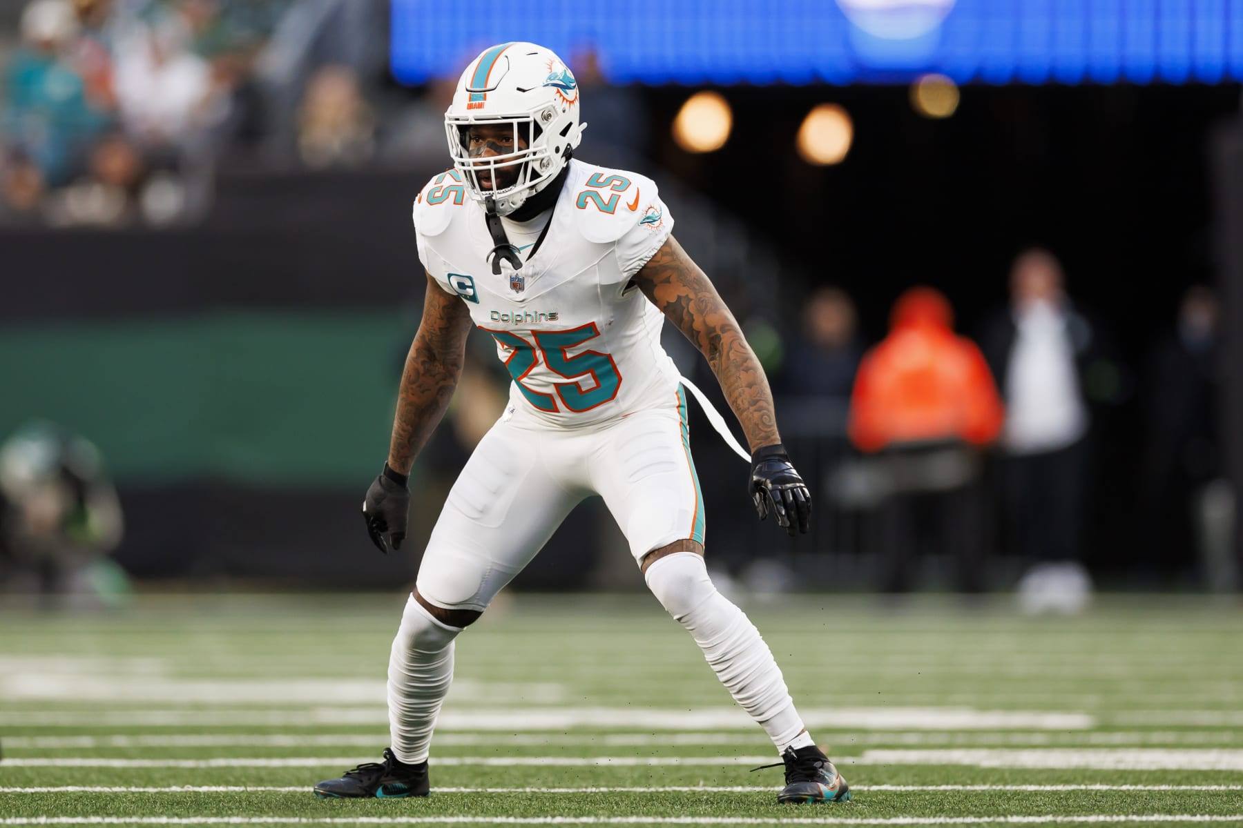 EAST RUTHERFORD, NEW JERSEY - NOVEMBER 24: Xavien Howard #25 of the Miami Dolphins defends in coverage during an NFL football game against the New York Jets at MetLife Stadium on November 24, 2023 in East Rutherford, New Jersey. (Photo by Ryan Kang/Getty Images)