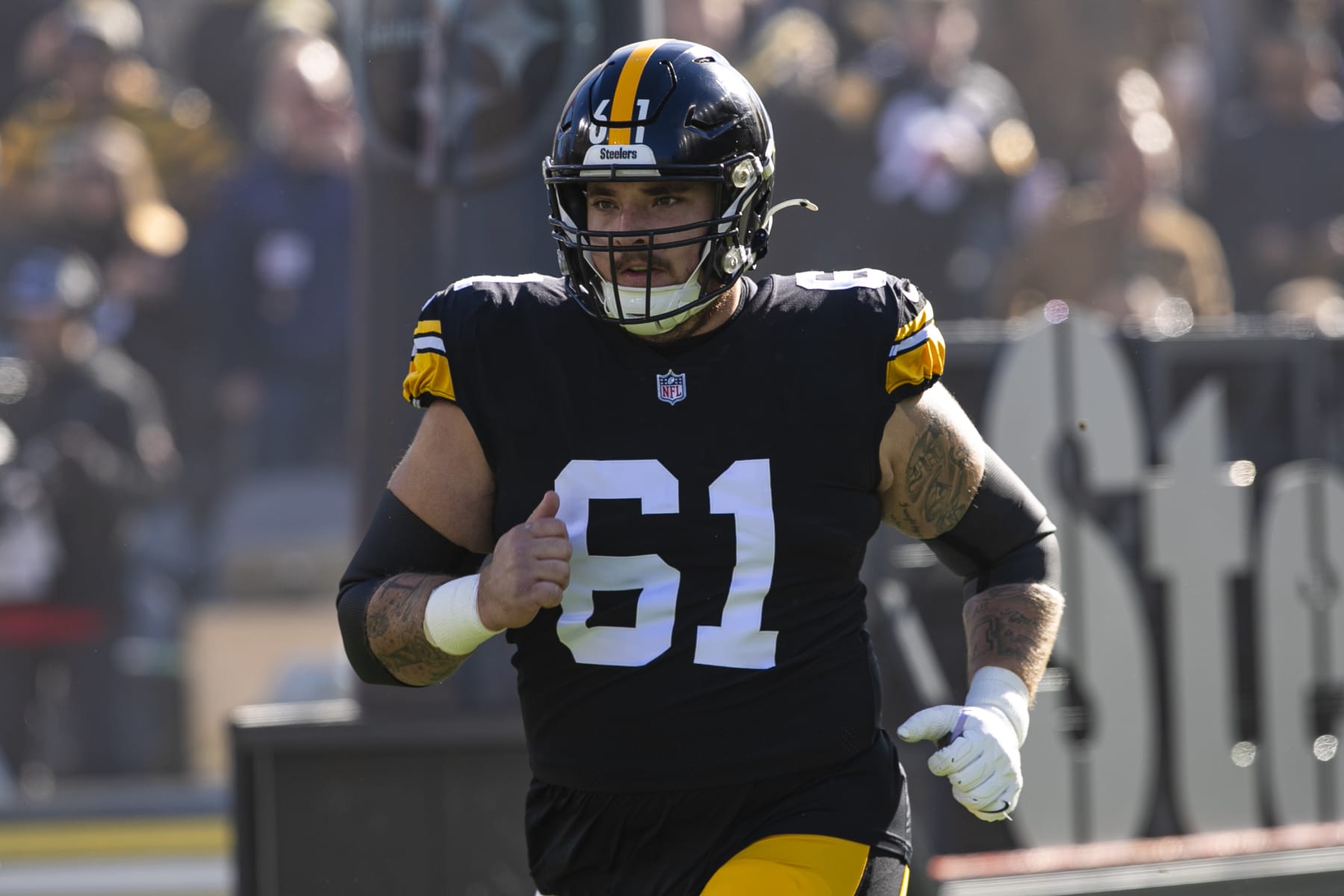 PITTSBURGH, PA - NOVEMBER 12: Pittsburgh Steelers center Mason Cole (61) looks on during the regular season NFL football game between the Green Bay Packers and Pittsburgh Steelers on November 12, 2023 at Acrisure Stadium in Pittsburgh, PA. (Photo by Mark Alberti/Icon Sportswire via Getty Images)
