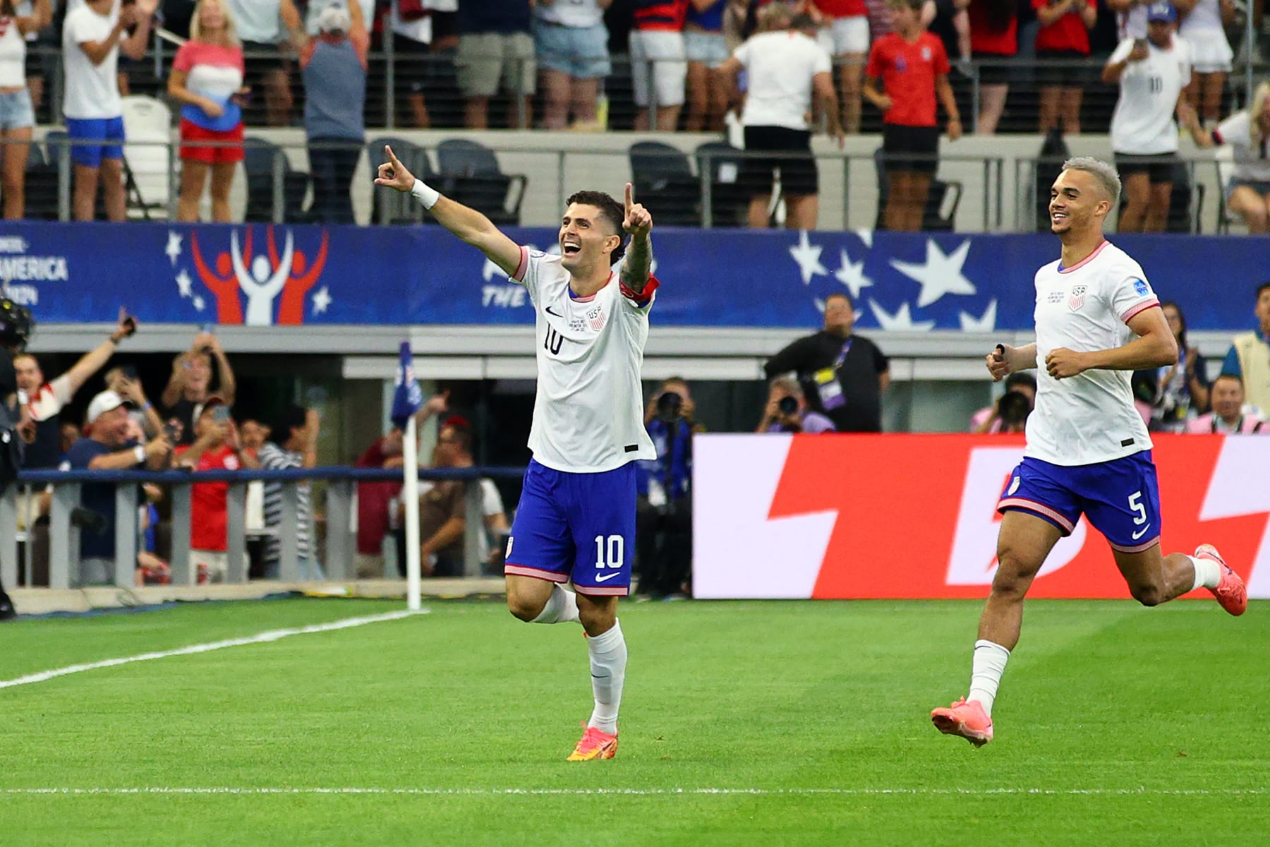 TOPSHOT - USA's forward #10 Christian Pulisic celebrates scoring his team's first goal during the Conmebol 2024 Copa America tournament group C football match between the USA and Bolivia at AT&T Stadium in Arlington, Texas on June 23, 2024. (Photo by Aric Becker / AFP) (Photo by ARIC BECKER/AFP via Getty Images)